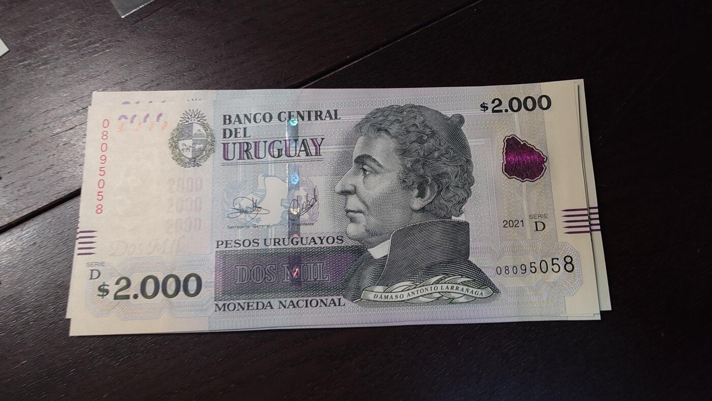 世界钱币～微拍第245期暨2026年第26期  新货卖剩品种部分上架提供选购【有看中的就一开始就出价，别为了晚付几天押金拖到最后，这里没出价的只要群里卖掉了就会撤】 2021年乌拉圭2000比索 全新绝品无47尾号5058