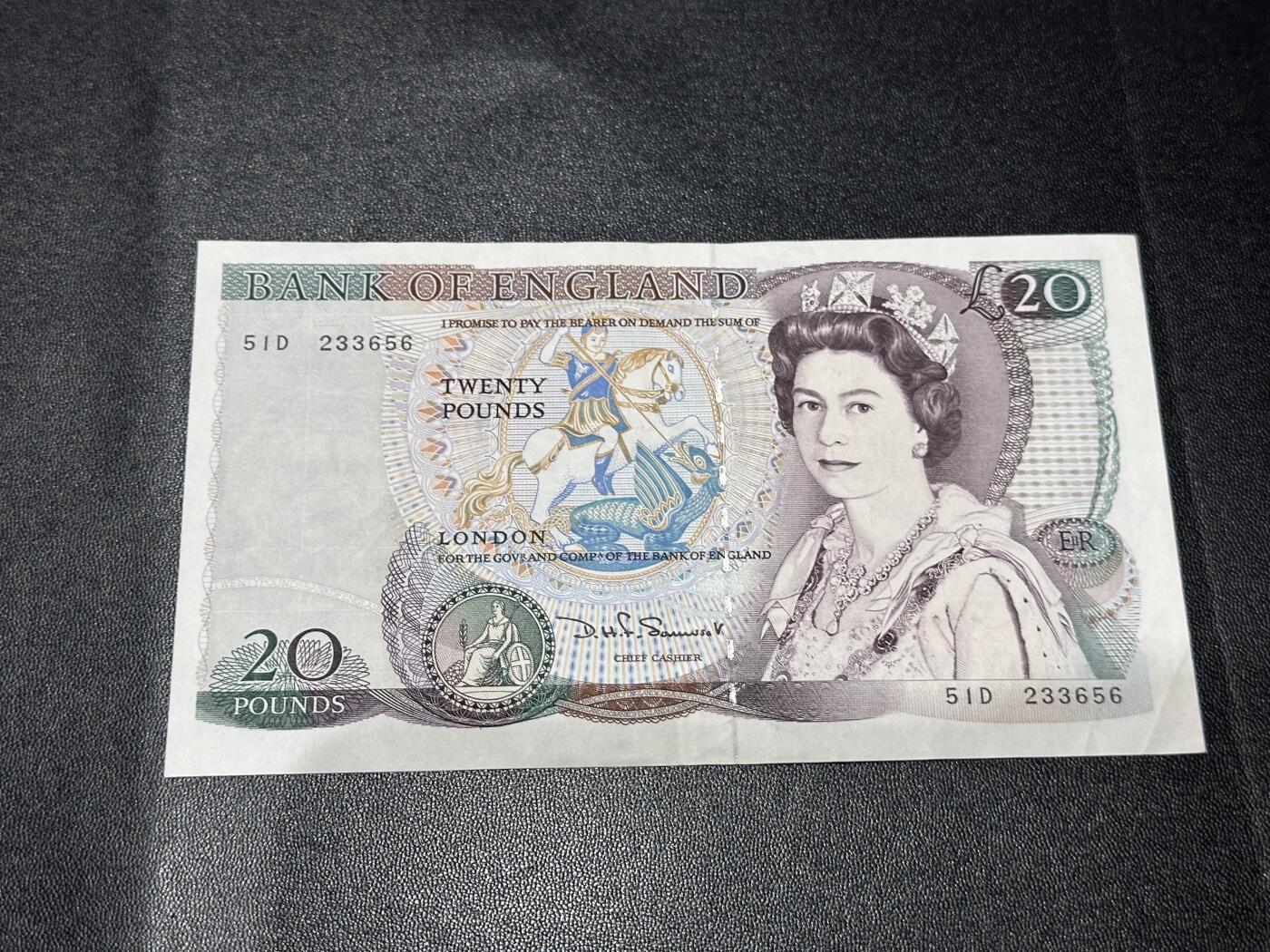 《外钞收藏家》第六百二十八期（精品百拍场）（长期征集拍品、欢迎藏友们联系合作） 英国D序列20镑 AU品相 号码无47 尾656