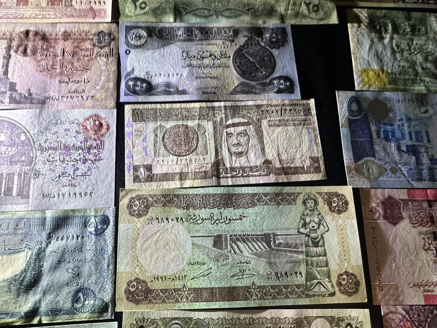 《外钞收藏家》第六百二十八期（精品百拍场）（长期征集拍品、欢迎藏友们联系合作） 埃及、巴林、卡塔尔等15张一起 大部分全新 有几张有折