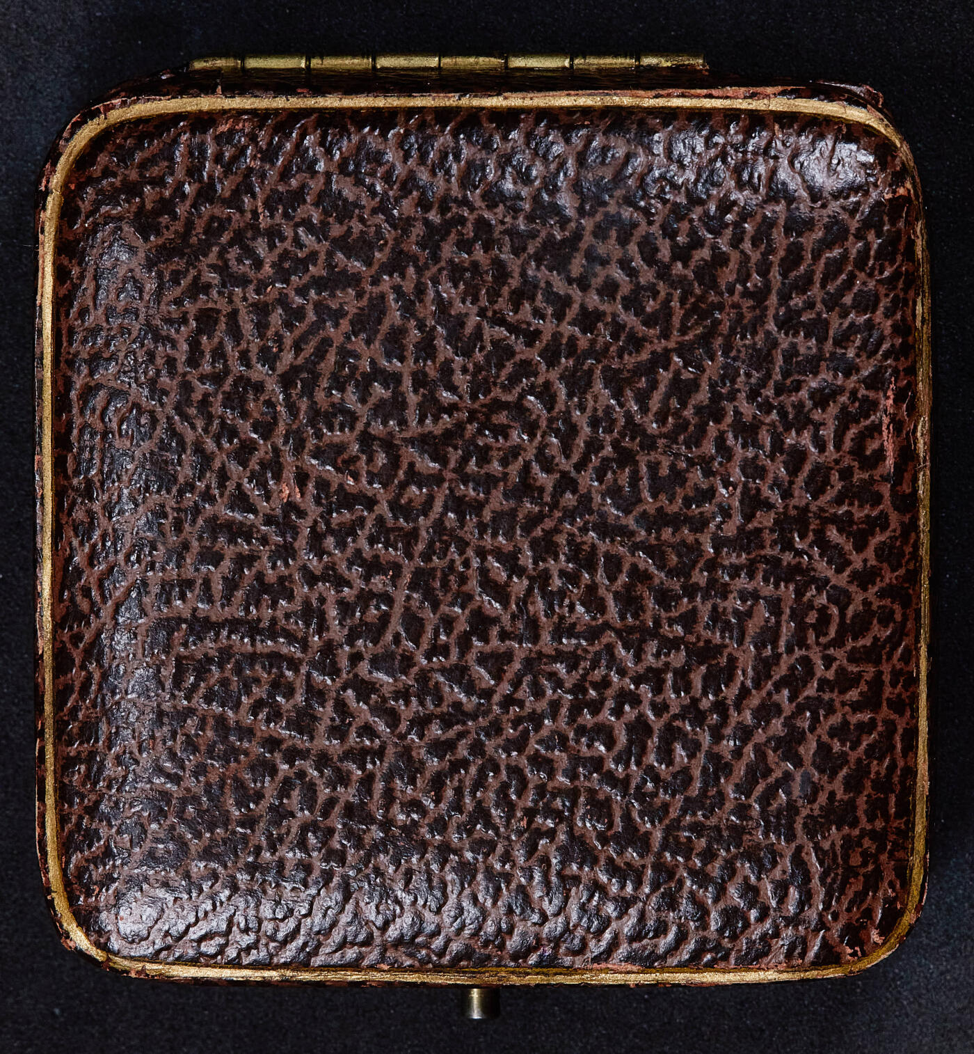 【俄甄集藏】满园春色-2026年(051)04-22星期三 晚 19:30 全场包邮 英国1894年纪念斯梅西克园艺协会大银章，原盒，高浮雕，黄油环彩老包浆，类精制底板，授予S·坎贝尔，直径：44mm，重量：32.6克·