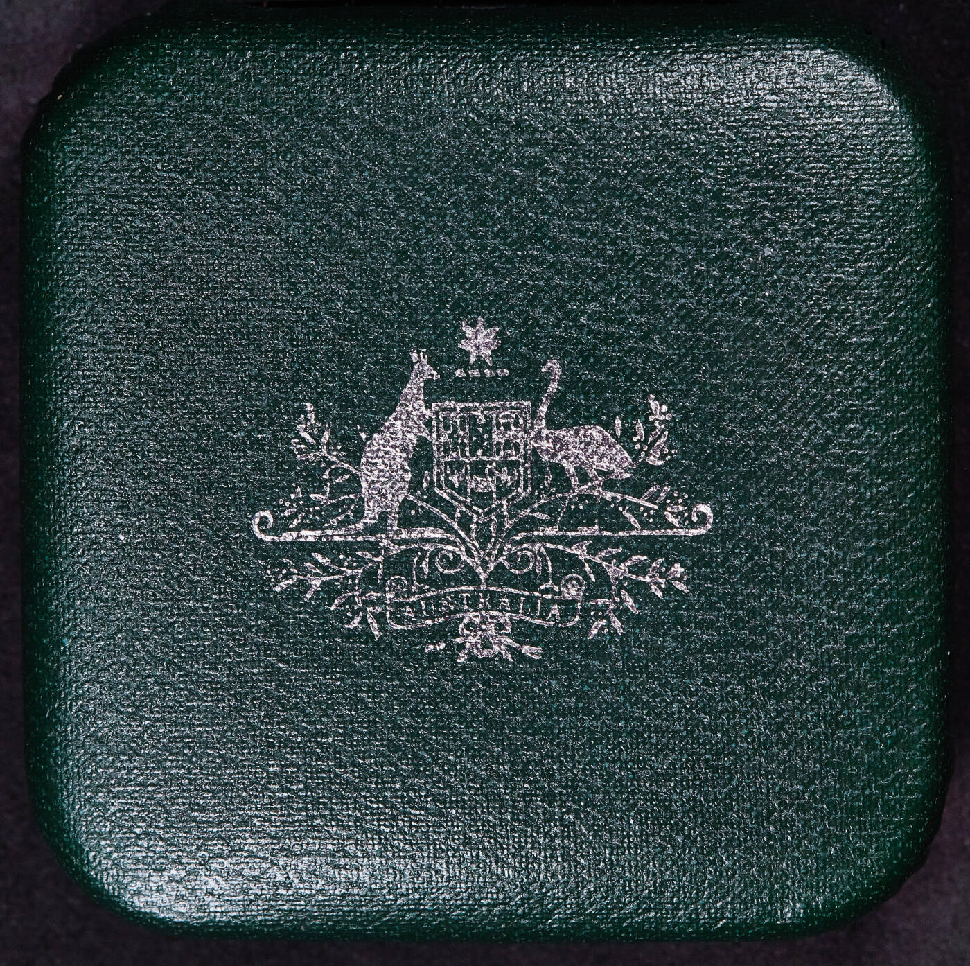 【俄甄集藏】满园春色-2026年(051)04-22星期三 晚 19:30 全场包邮 澳大利亚1988年纪念海军第一舰队成立200周年10元精制装银币，原盒，重20克，925银，发行量80099枚