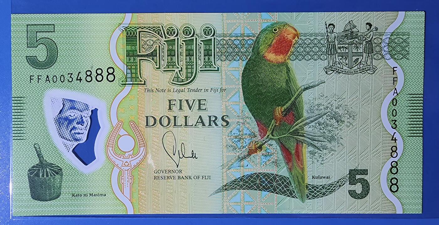 斐济 2013年 5元 塑料钞 豹子号 首发冠 FFA 0034888 UNC一张 如图