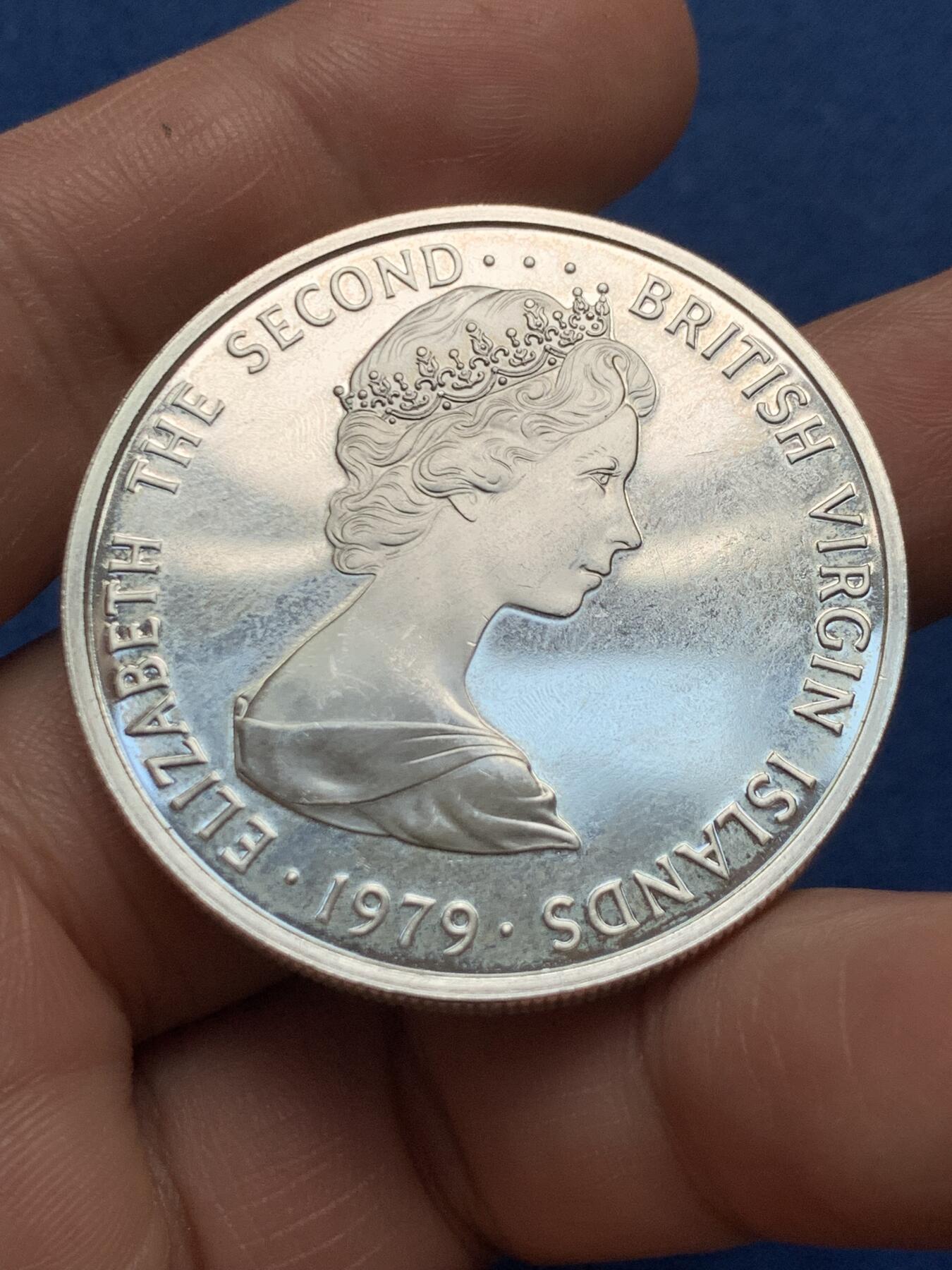 《竞宝斋》第481场 周日，周一 2场连拍 （全场包邮）20级店铺 欢迎送拍 英属维尔京群岛1979年5元苍鹭银币，925银，40.8克，苍鹭图案精美，镜面精制，品相不错，英属维尔京群岛鸟类主题大规格银币，收藏潜力大，细节见图