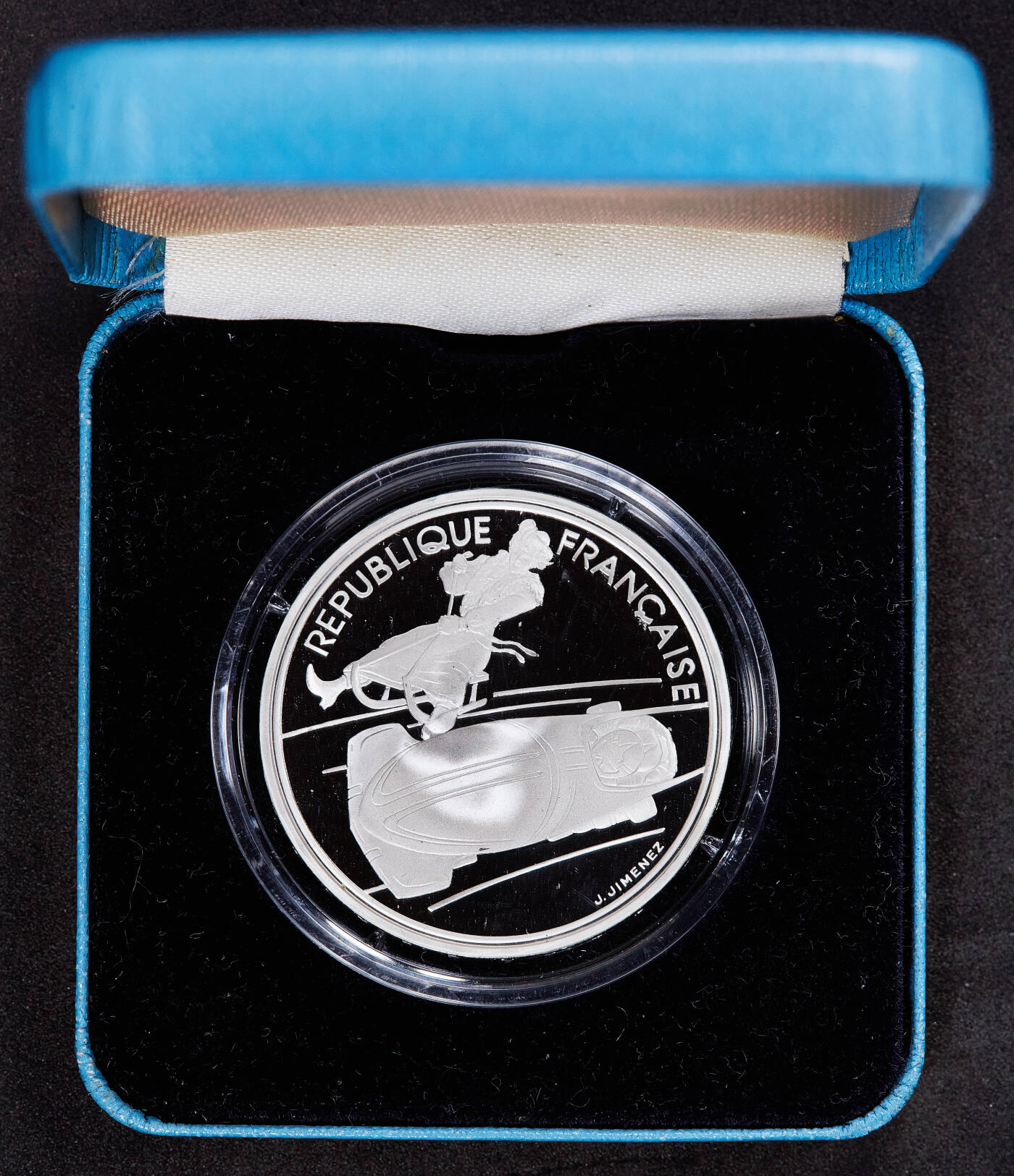 【俄甄集藏】满园春色-2026年(051)04-22星期三 晚 19:30 全场包邮 法国1990年纪念92年第十六届阿尔贝维尔冬奥会-单人雪橇100法郎精制银币，原盒证，重22.2克，900银