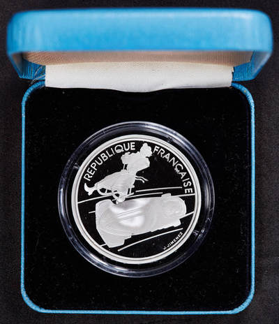 【俄甄集藏】满园春色-2026年(051)04-22星期三 晚 19:30 全场包邮 - 法国1990年纪念92年第十六届阿尔贝维尔冬奥会-单人雪橇100法郎精制银币，原盒证，重22.2克，900银