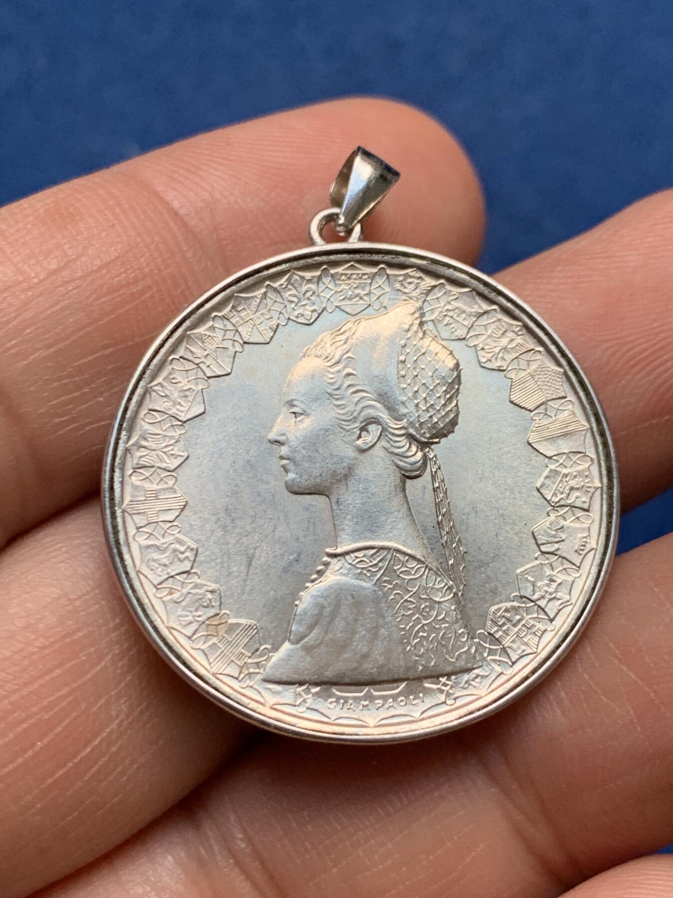 《竞宝斋》第481场 周日，周一 2场连拍 （全场包邮）20级店铺 欢迎送拍 意大利500里拉银币自制吊坠，背面非银材质，像是两枚币切开后组合，环托为925银材质，总重8.88克，30mm