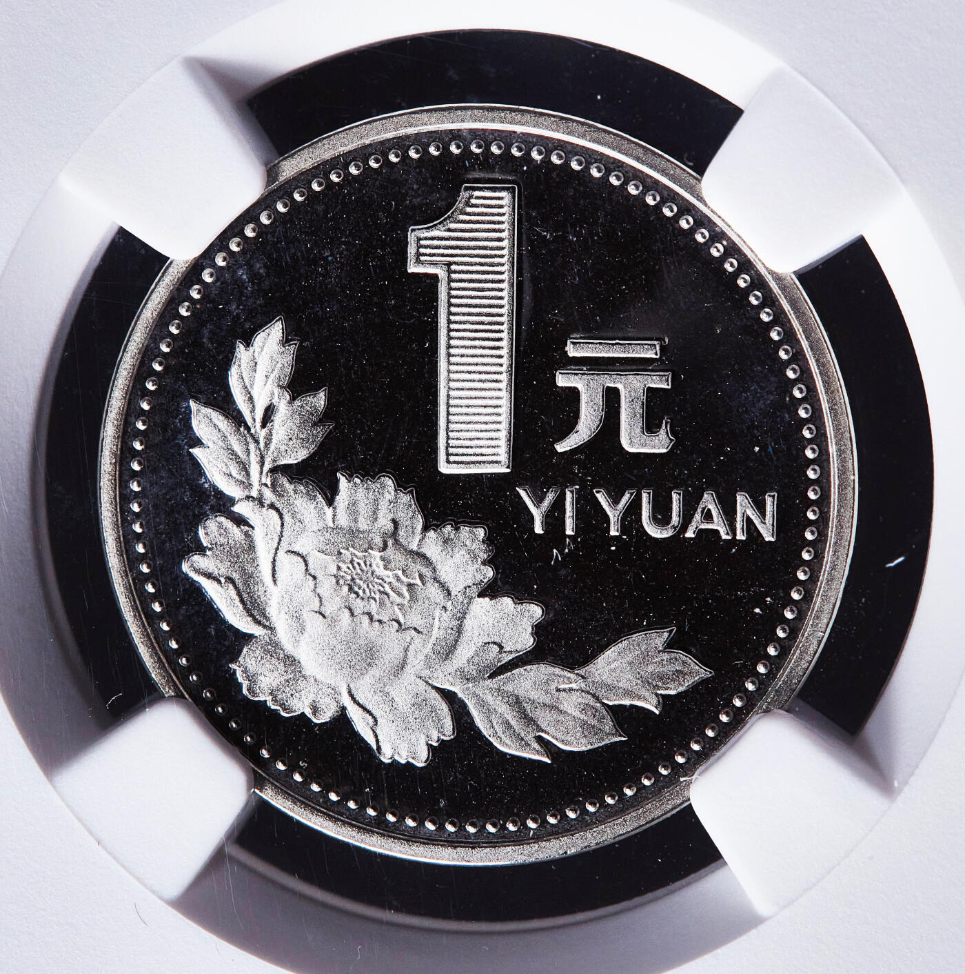 【俄甄集藏】满园春色-2026年(051)04-22星期三 晚 19:30 全场包邮 中国2000年精制牡丹1元纪念币，NGC PF64UC，未实际参与流通发行，精制难得，稀有品种