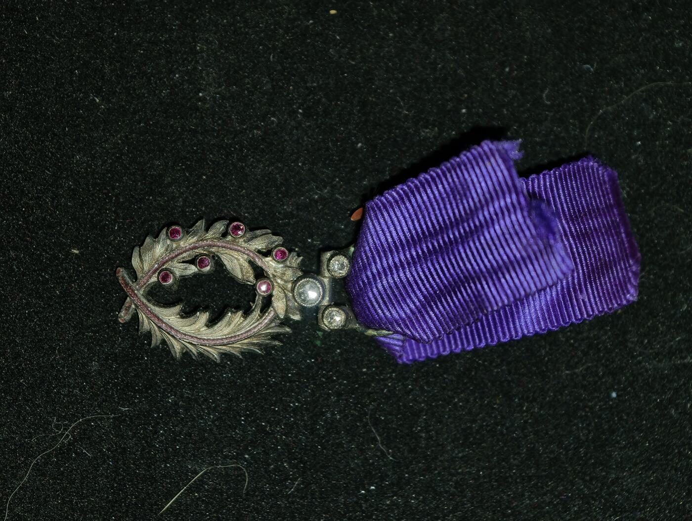 凯旋世界勋赏（第23期）（欢迎送拍）（对拍品有疑问请询问客服，不接受到手刀，出价默认拍品品相。请认真阅读拍卖规则！出价默认已认可！）（收到货请录制开箱视频，无视频概不处理问题。） 珠宝商棕榈叶迷你勋章银制带红宝石钻石