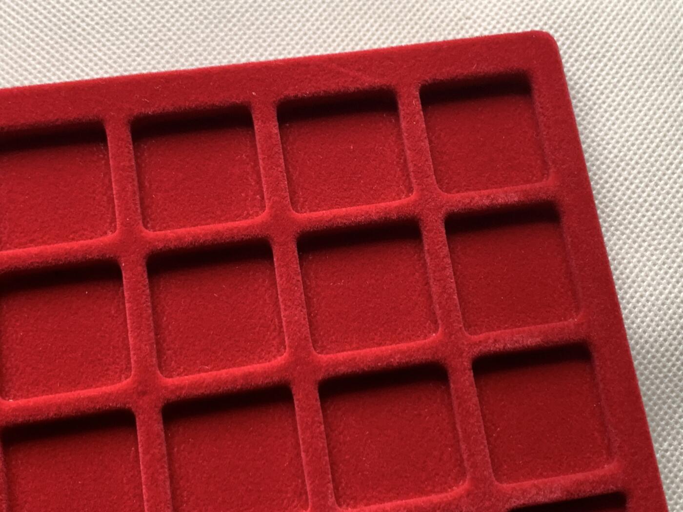 《竞宝斋》第481场 周日，周一 2场连拍 （全场包邮）20级店铺 欢迎送拍 意大利顶级收纳盒品牌Abafil——77格 标准红色毛毡款收纳托盘，每小格内径约25*25mm，尺寸约337*222*8.3mm。