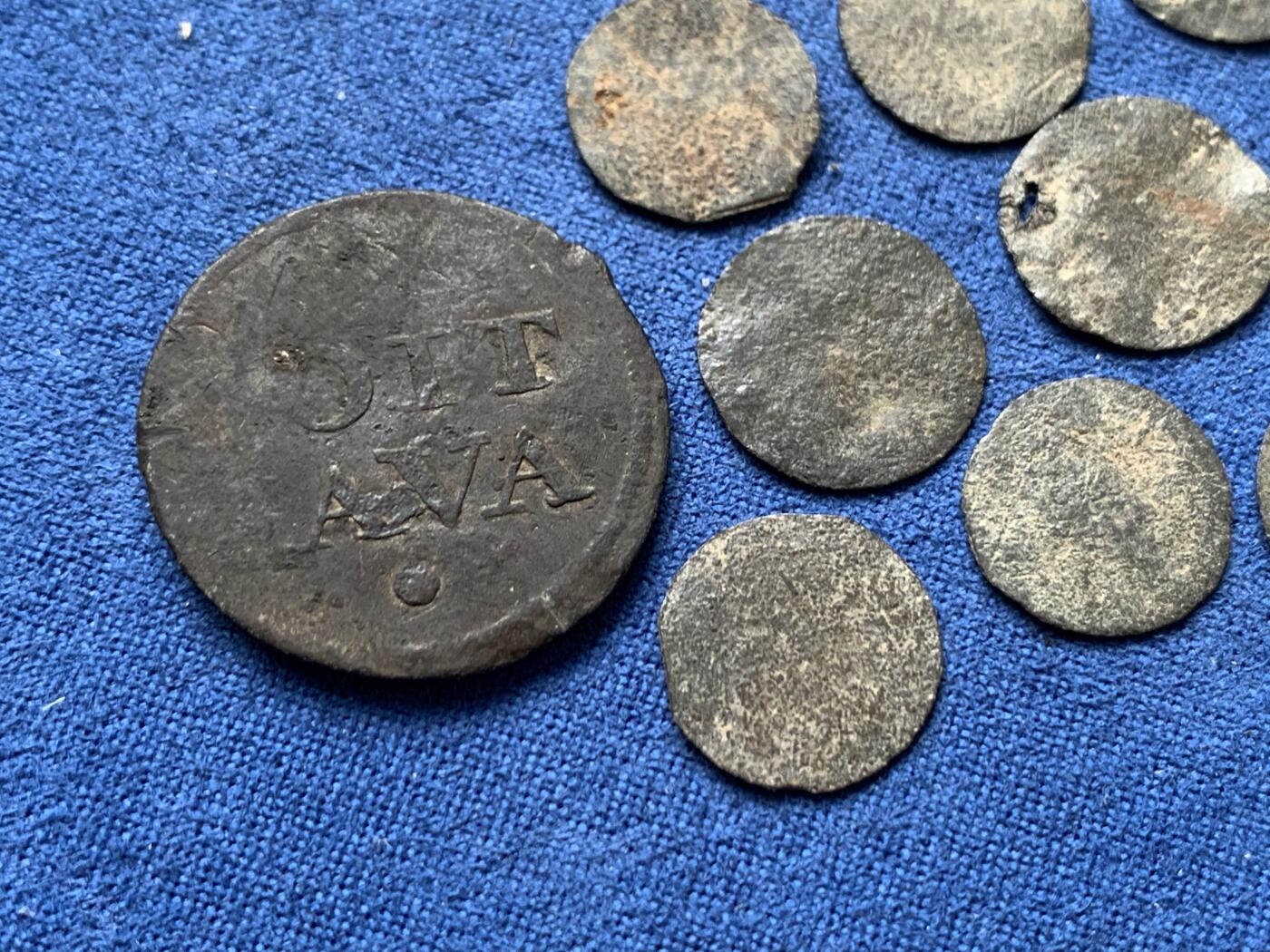 《竞宝斋》第481场 周日，周一 2场连拍 （全场包邮）20级店铺 欢迎送拍 九枚一组 爪哇岛锡币，16世纪爪哇苏丹国时期1皮蒂斯锡币8枚，难得铭文清晰原状态。1814年拿破仑战争时期英属东公司占领爪哇岛打制的1 Duit锡币1枚。正面：东公司标记VEIC缩写标记。有偏弱打但整体相对来说保存不错