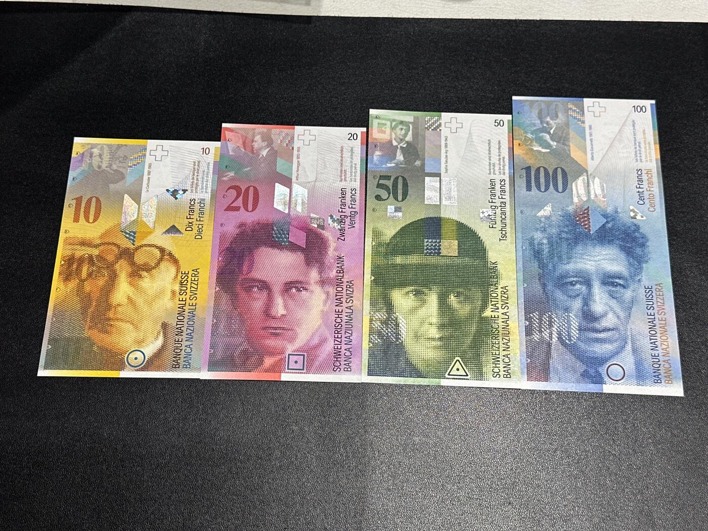 《外钞收藏家》第六百二十八期（精品百拍场）（长期征集拍品、欢迎藏友们联系合作） 瑞士人像竖版10-100法郎四张一起 全新UNC 其中两个是A冠