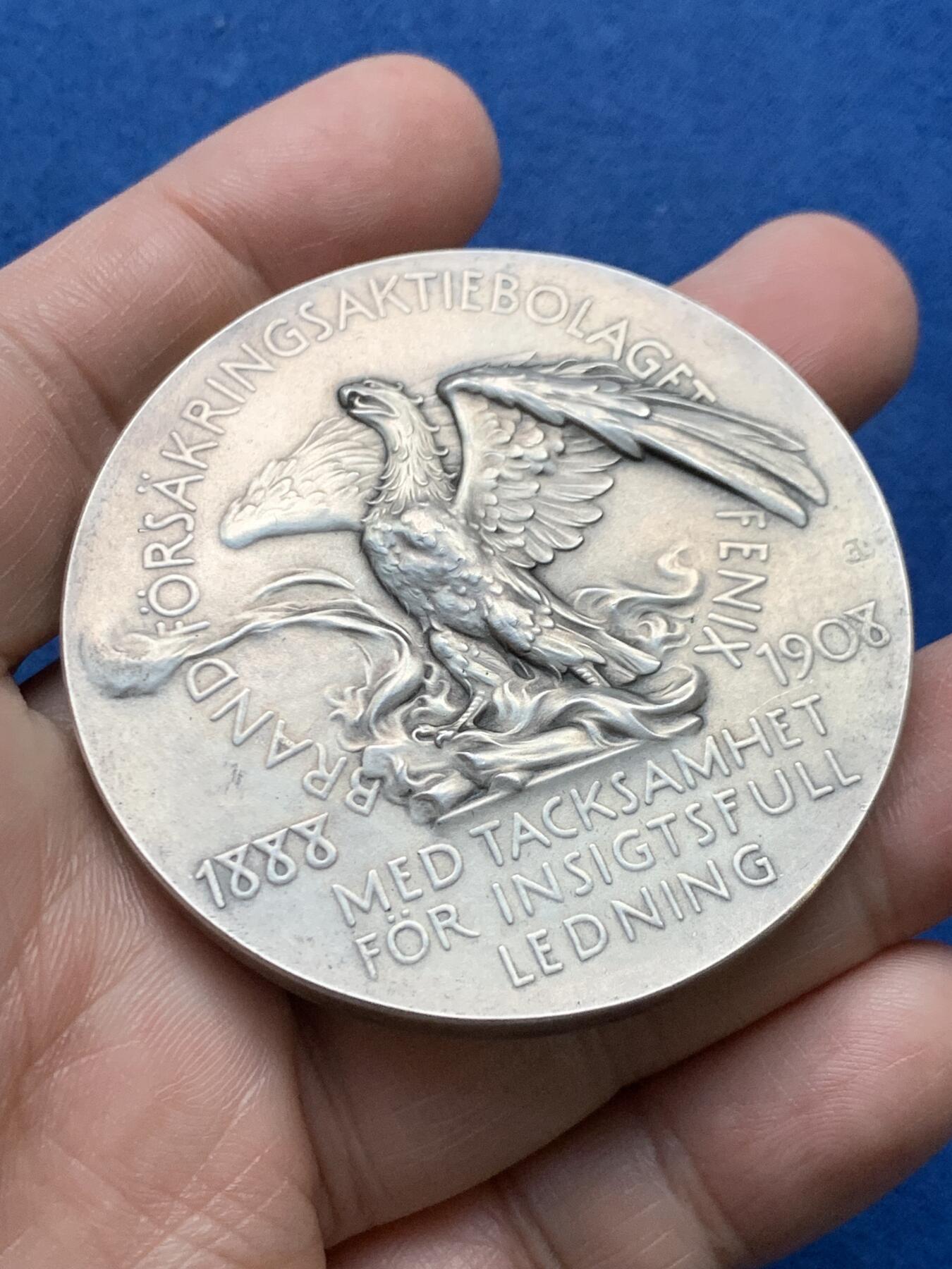 《竞宝斋》第481场 周日，周一 2场连拍 （全场包邮）20级店铺 欢迎送拍 1908年瑞典火灾保险公司董事桑姆森就职20周年大银章，经典霸气火凤凰图案，瑞典银章中名誉品。桑姆森大师林德伯格Lindberge1908年作品，直径56mm，重量100.1克，设计精美，分量够足，越来越少见的精品银章。