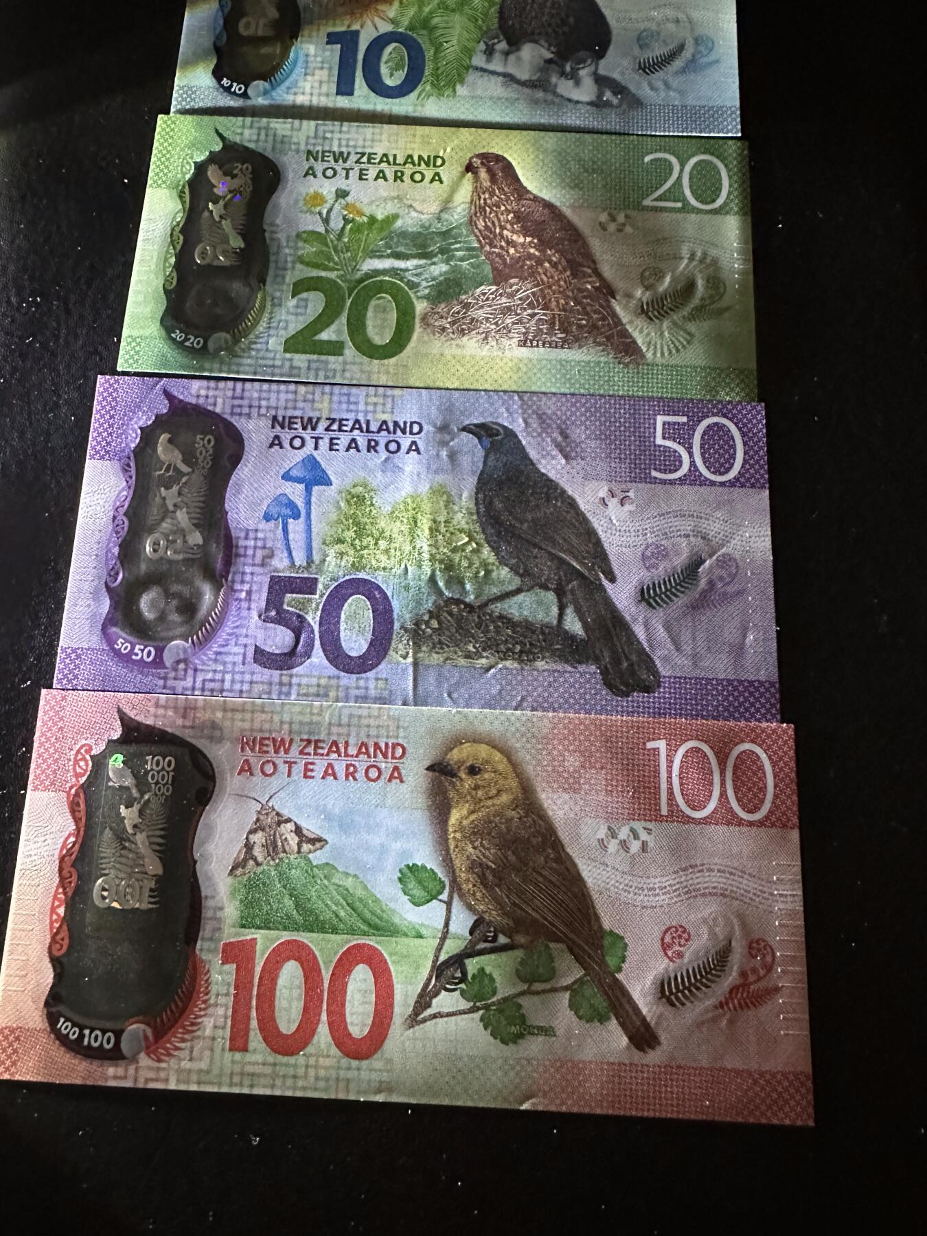 《外钞收藏家》第六百二十八期（精品百拍场）（长期征集拍品、欢迎藏友们联系合作） 新西兰明亮版5-100元 五张一起 全新到有一些轻微压印 如图