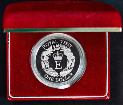 【俄甄集藏】满园春色-2026年(051)04-22星期三 晚 19:30 全场包邮 - 新西兰1986年纪念皇室访问1元精制大银币，原盒证，重27.216克，925银，发行量12500枚