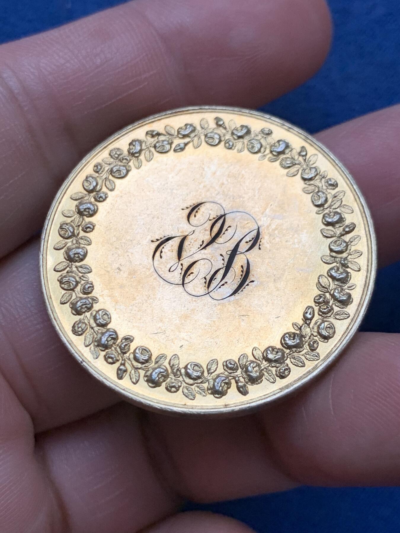 《竞宝斋》第481场 周日，周一 2场连拍 （全场包邮）20级店铺 欢迎送拍 1842年法国主题婚礼纪念镀金银章，由Depaulis.F制作，双面高浮雕，保存良好。金光闪闪，值得收藏。直径：35.8mm，重约：21.6g。