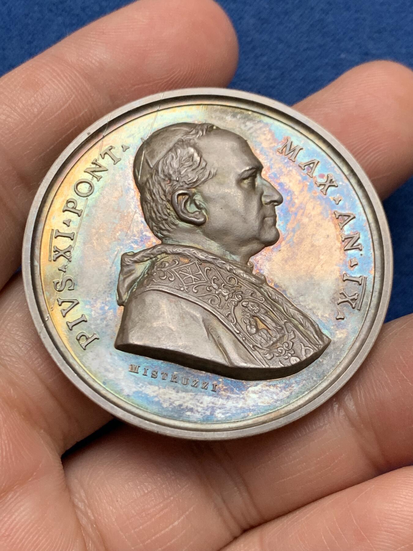 《竞宝斋》第481场 周日，周一 2场连拍 （全场包邮）20级店铺 欢迎送拍 1930年梵蒂冈庇护十一世城市景观银章，43.8mm，39.15g，双面高浮雕深峻，五彩包浆也漂亮，可惜有道划。