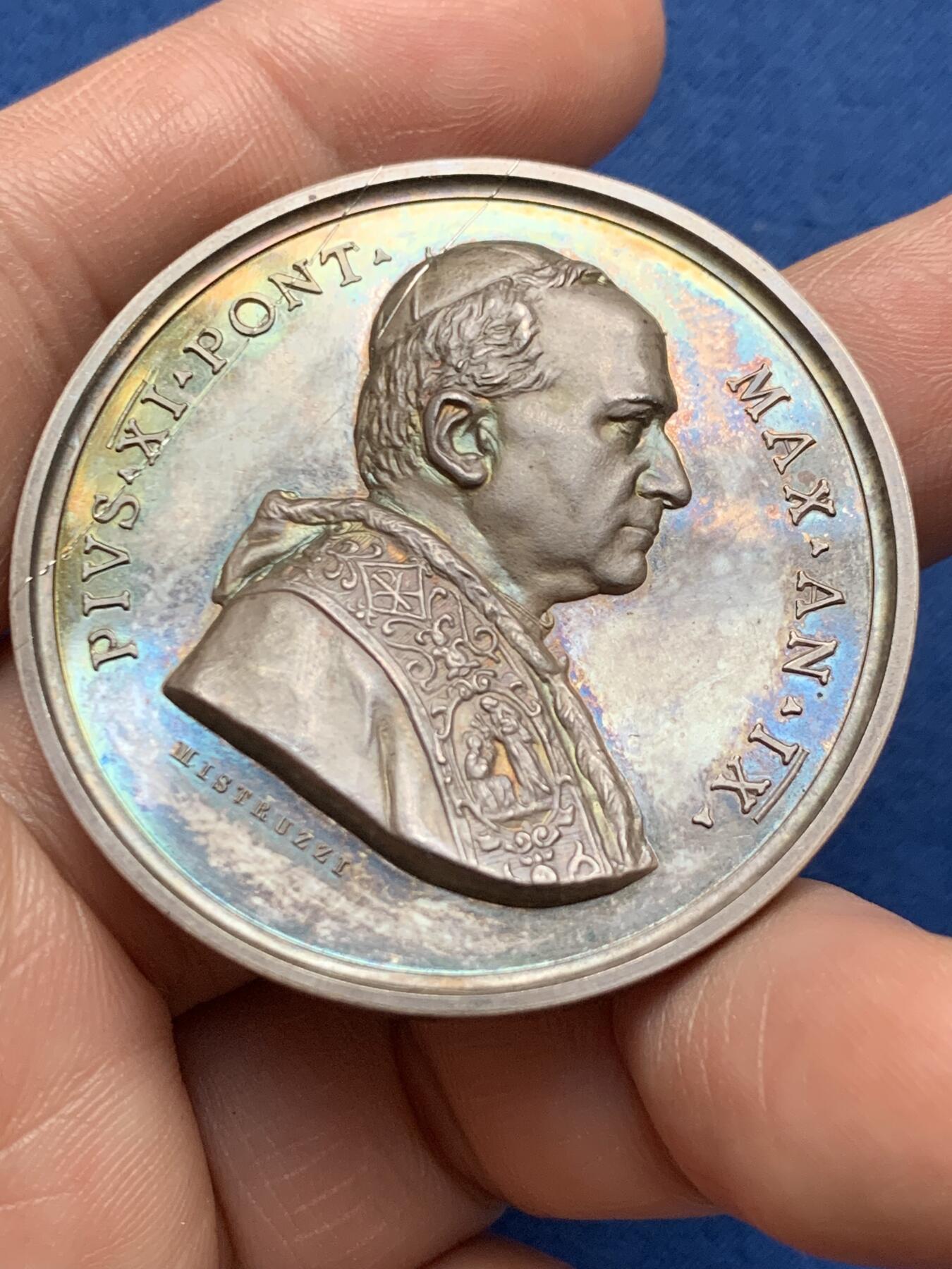 《竞宝斋》第481场 周日，周一 2场连拍 （全场包邮）20级店铺 欢迎送拍 1930年梵蒂冈庇护十一世城市景观银章，43.8mm，39.15g，双面高浮雕深峻，五彩包浆也漂亮，可惜有道划。