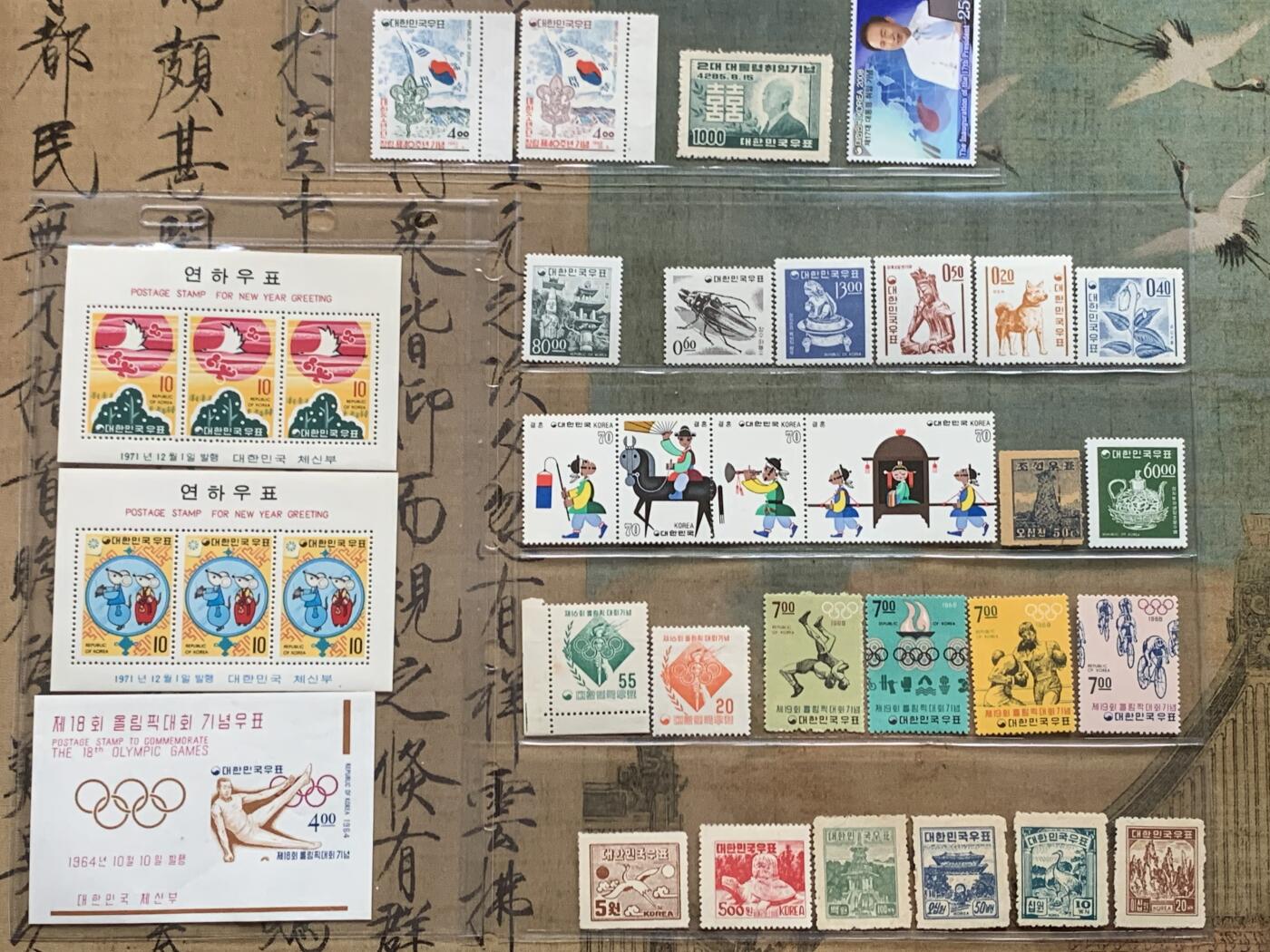 《竞宝斋》第481场 周日，周一 2场连拍 （全场包邮）20级店铺 欢迎送拍 韩国50-70年代邮票型张共28枚，含李承晚就职和1971年鼠年小全张新无贴一套等名票，鼠年小型张新票无背贴一套就不便宜了，还有不少早期稀见老票