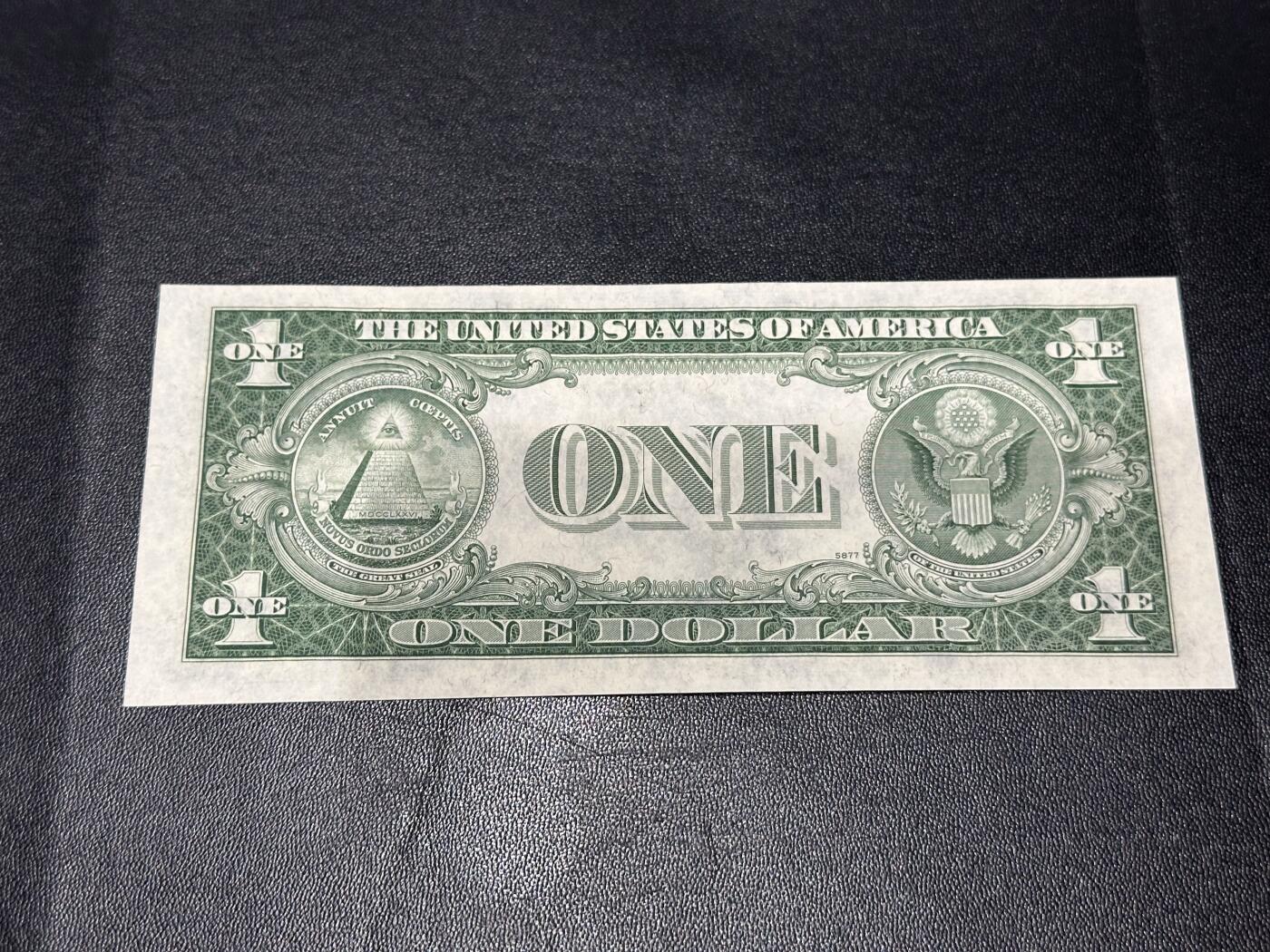 《外钞收藏家》第六百二十八期（精品百拍场）（长期征集拍品、欢迎藏友们联系合作） 1935年美国1美元 蓝库印 全新不绝