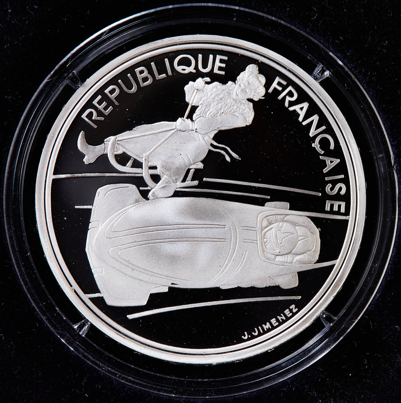 【俄甄集藏】满园春色-2026年(051)04-22星期三 晚 19:30 全场包邮 法国1990年纪念92年第十六届阿尔贝维尔冬奥会-单人雪橇100法郎精制银币，原盒证，重22.2克，900银