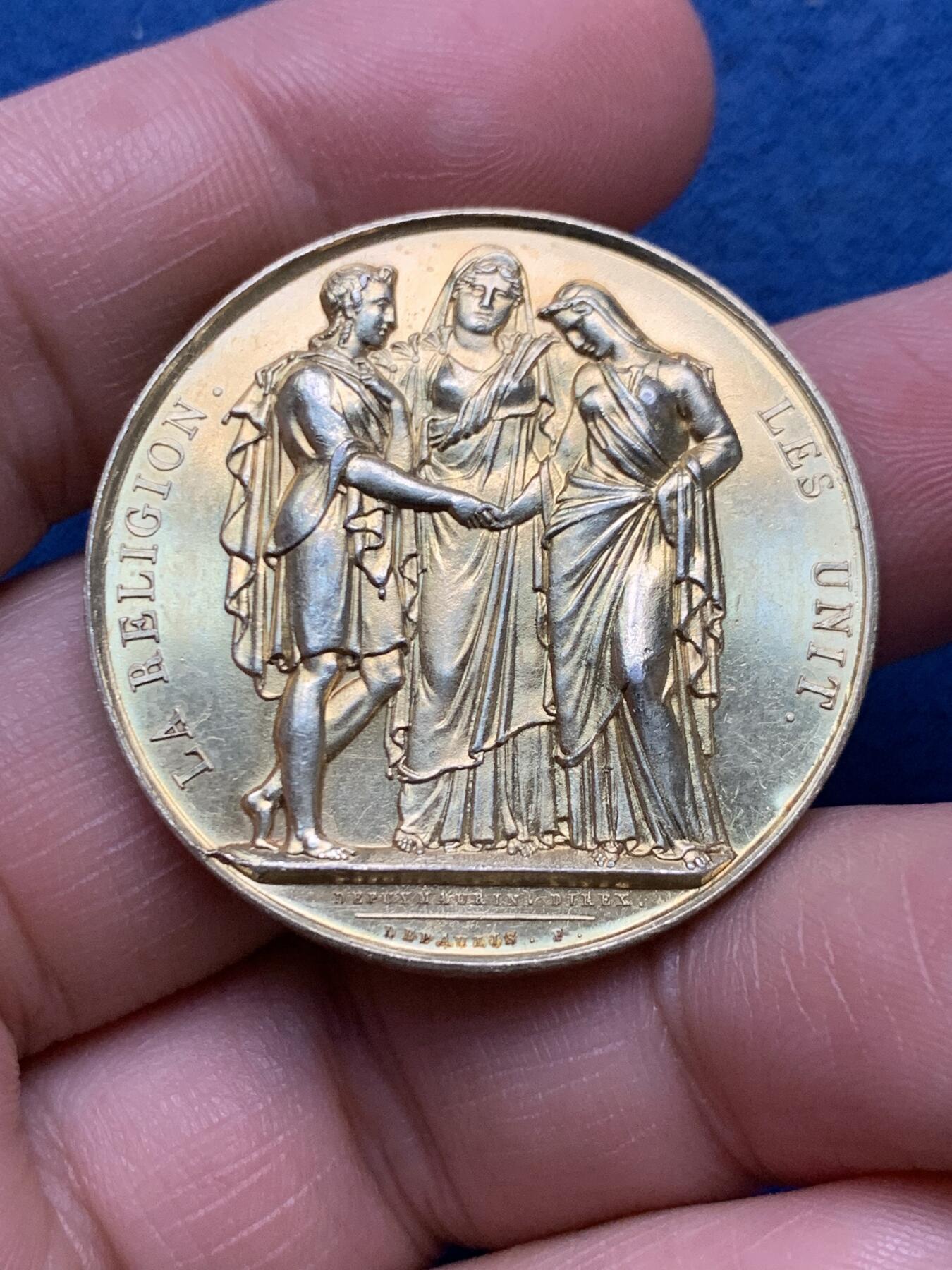 《竞宝斋》第481场 周日，周一 2场连拍 （全场包邮）20级店铺 欢迎送拍 1842年法国主题婚礼纪念镀金银章，由Depaulis.F制作，双面高浮雕，保存良好。金光闪闪，值得收藏。直径：35.8mm，重约：21.6g。