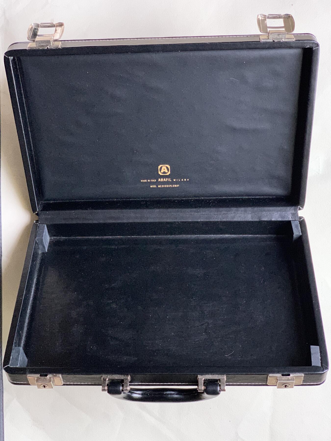 《竞宝斋》第481场 周日，周一 2场连拍 （全场包邮）20级店铺 欢迎送拍 意大利顶级钱币收纳品牌Abafil外交官系列—黑色空盒，可收纳4个标准托盘（340*225mm），皮质较软。尺寸约388*270（带提手总高）*72mm，细节见图。