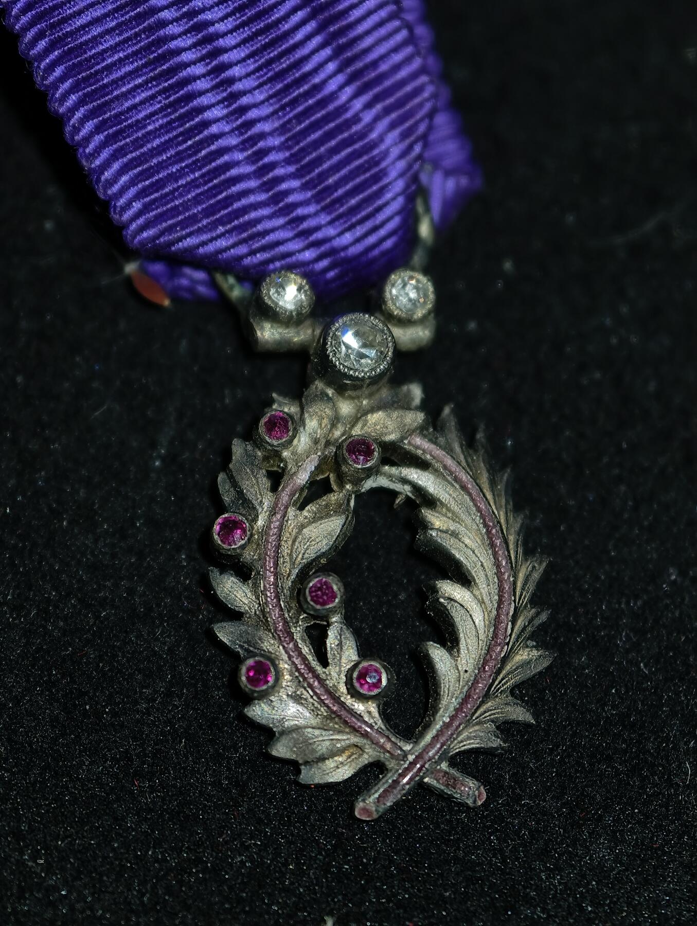 凯旋世界勋赏（第23期）（欢迎送拍）（对拍品有疑问请询问客服，不接受到手刀，出价默认拍品品相。请认真阅读拍卖规则！出价默认已认可！）（收到货请录制开箱视频，无视频概不处理问题。） 珠宝商棕榈叶迷你勋章银制带红宝石钻石