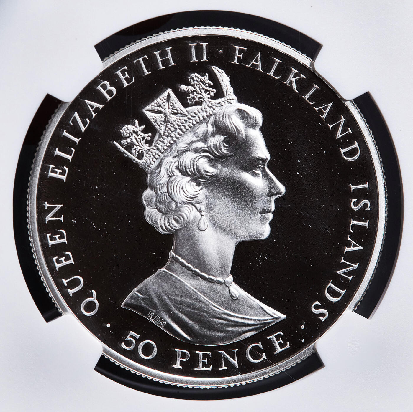 【俄甄集藏】满园春色-2026年(051)04-22星期三 晚 19:30 全场包邮 英属福克兰群岛1998年野生动物保护基金-皮氏斑纹海豚50便士精制大银币，NGC PF68UC，重28.28克，925银，少见品种，唯一季军