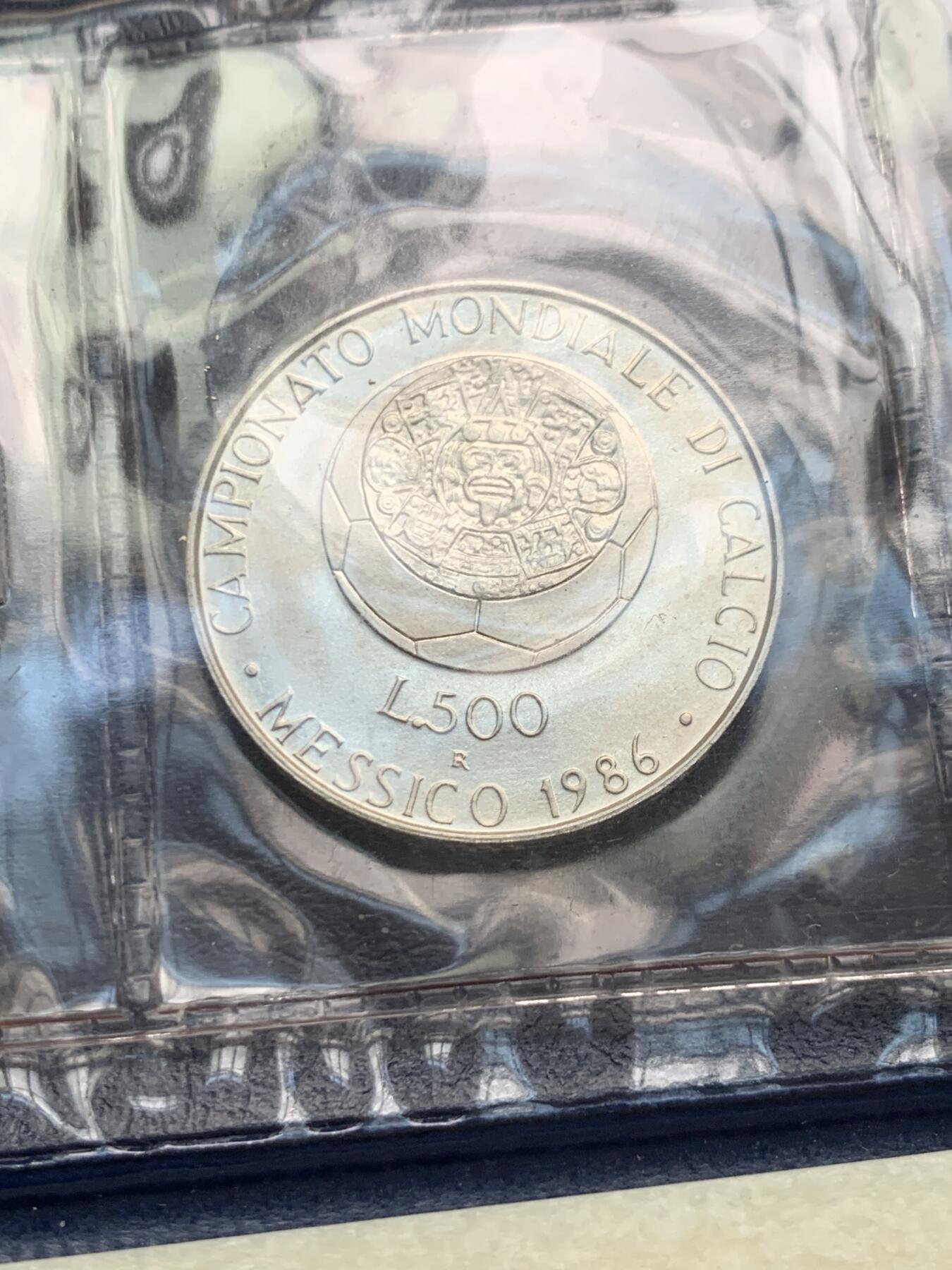 《竞宝斋》第481场 周日，周一 2场连拍 （全场包邮）20级店铺 欢迎送拍 意大利1986年500里拉世界杯银币 发行量少 11g高银 品相好 证书外套齐全 题材好 投资收藏好品