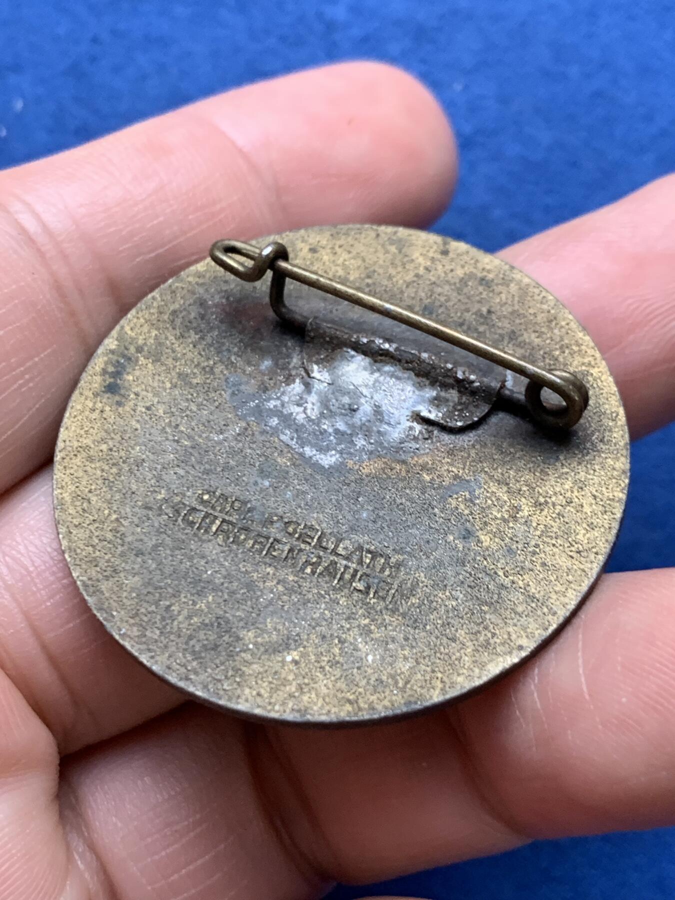 《竞宝斋》第481场 周日，周一 2场连拍 （全场包邮）20级店铺 欢迎送拍 德国带1936年帝国标勋章 具体版本年代不详 自行分辨后再购买 带别针 当心扎手 17.1克 39.1mm