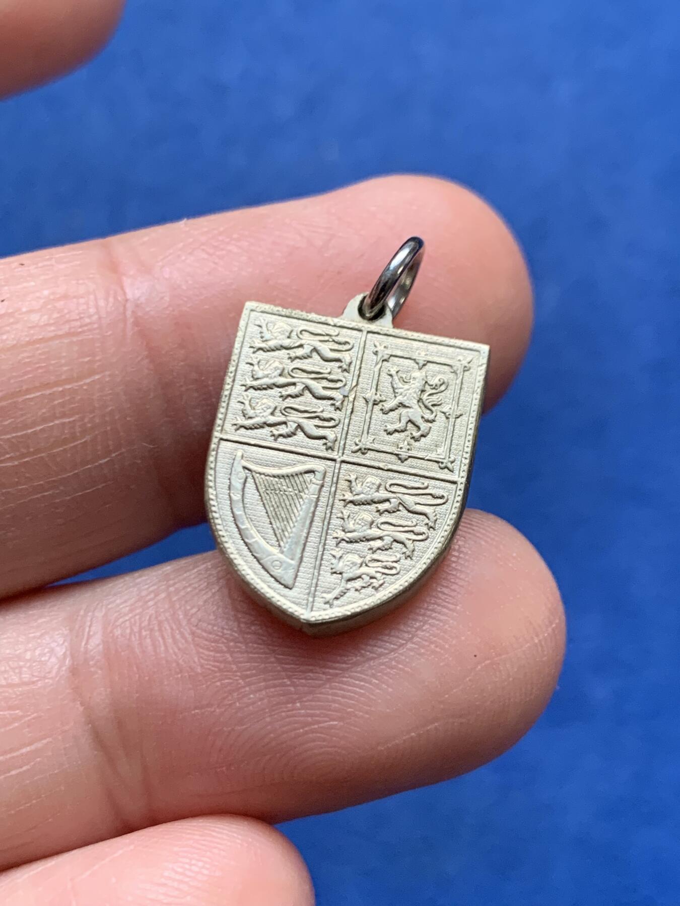 《竞宝斋》第481场 周日，周一 2场连拍 （全场包邮）20级店铺 欢迎送拍 英国硬币盾徽部分自制吊坠 重约5克