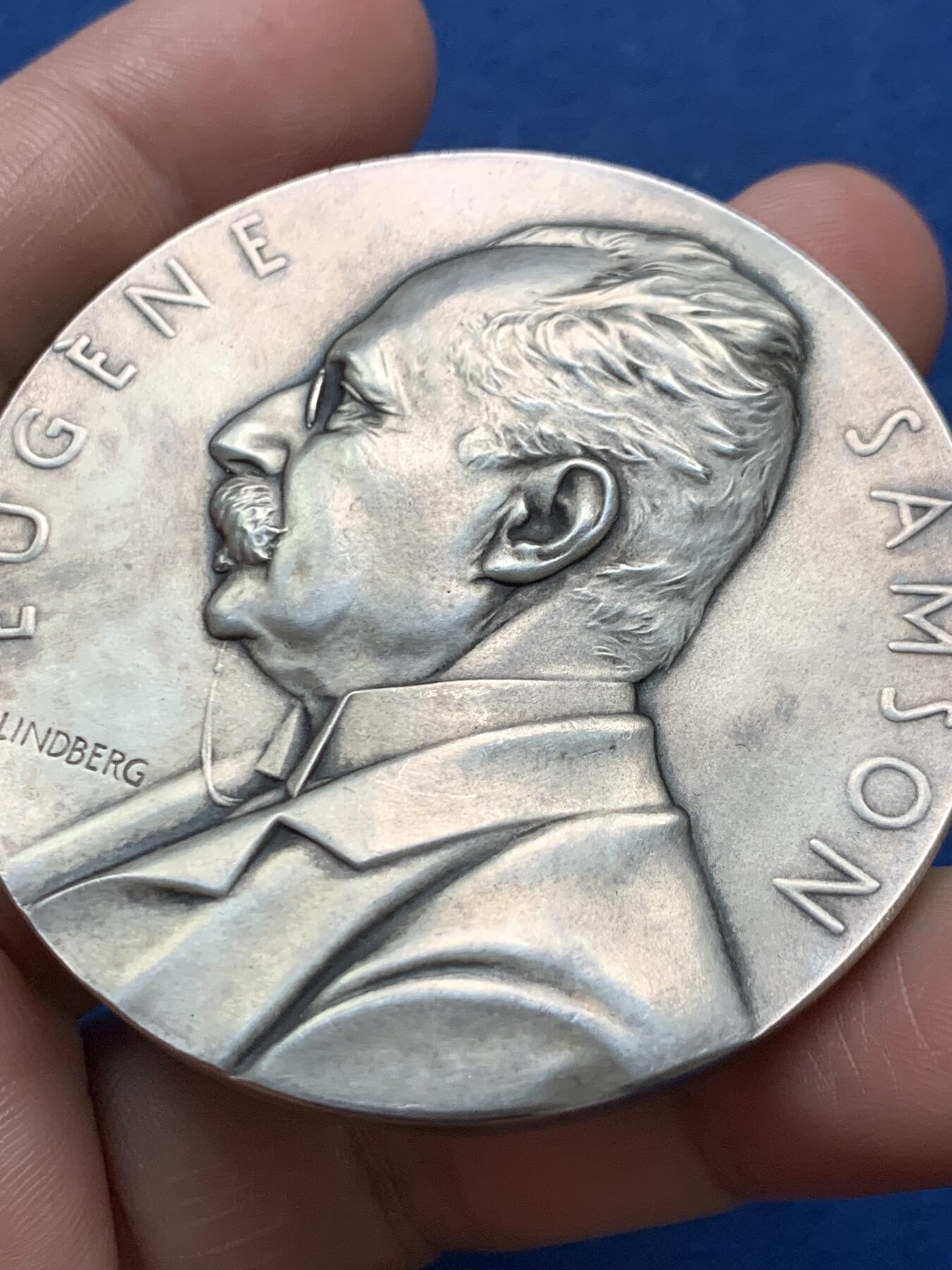 《竞宝斋》第481场 周日，周一 2场连拍 （全场包邮）20级店铺 欢迎送拍 1908年瑞典火灾保险公司董事桑姆森就职20周年大银章，经典霸气火凤凰图案，瑞典银章中名誉品。桑姆森大师林德伯格Lindberge1908年作品，直径56mm，重量100.1克，设计精美，分量够足，越来越少见的精品银章。