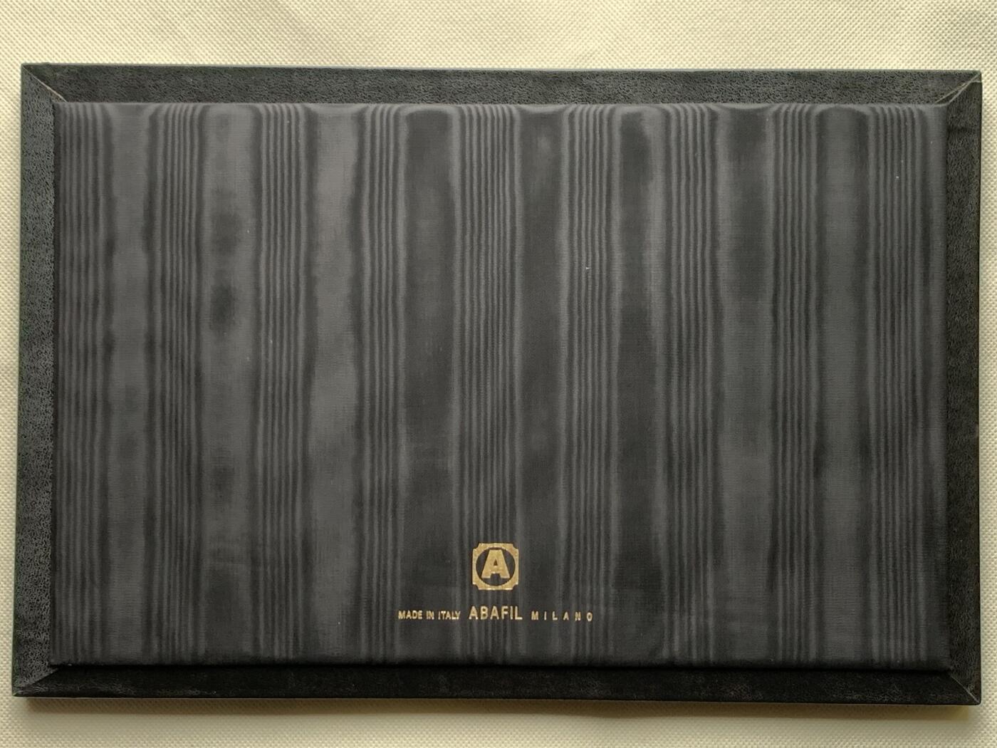 《竞宝斋》第481场 周日，周一 2场连拍 （全场包邮）20级店铺 欢迎送拍 意大利顶级收纳盒品牌Abafil——24格 红绒包黑皮收纳托盘，每小格内径约48.3*50mm，可与其他收纳盒配合使用，尺寸约337*222*15mm