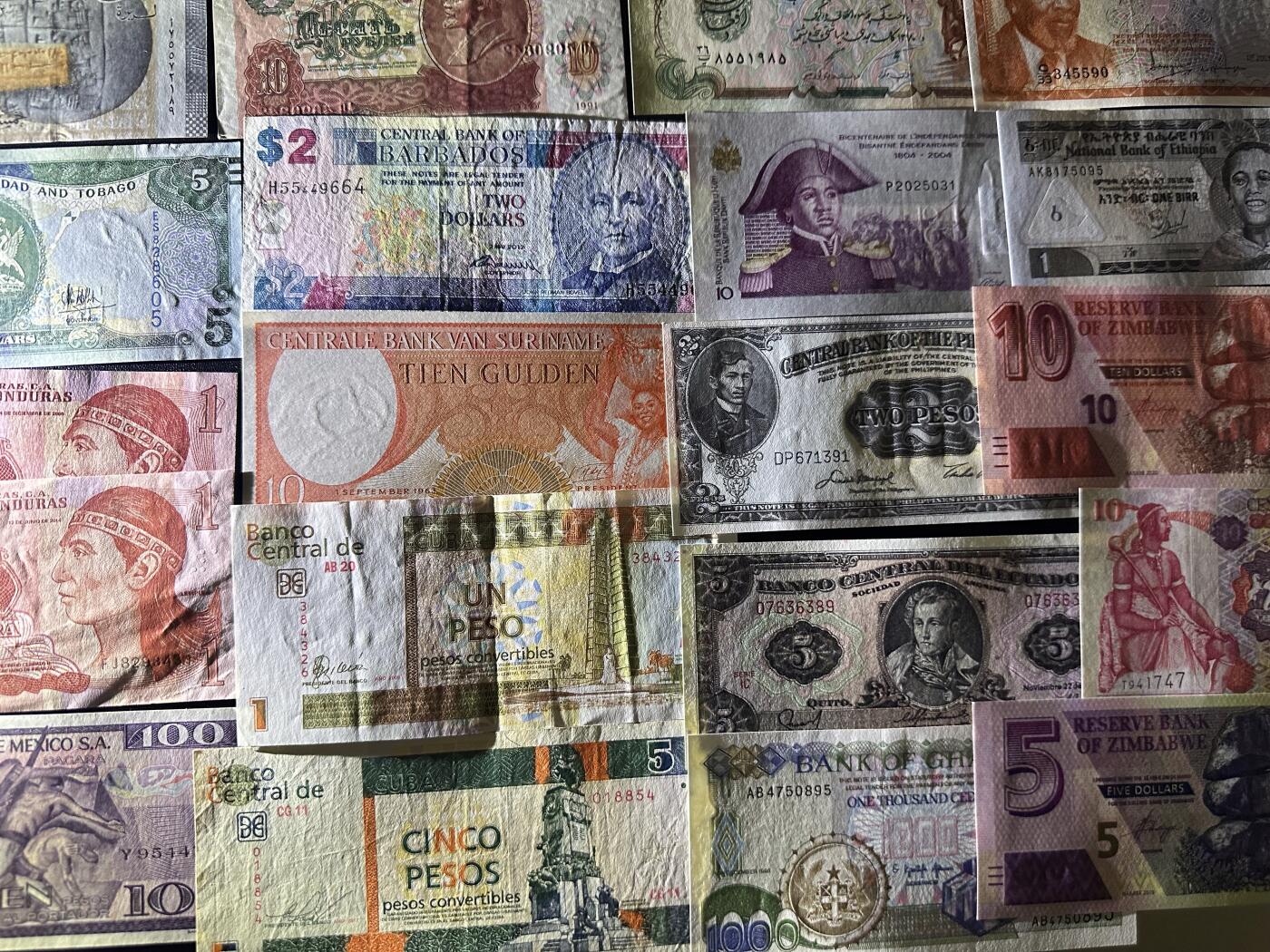 《外钞收藏家》第六百二十八期（精品百拍场）（长期征集拍品、欢迎藏友们联系合作） 几十张精美纸币一起 大部分全新 个别非全新 如图