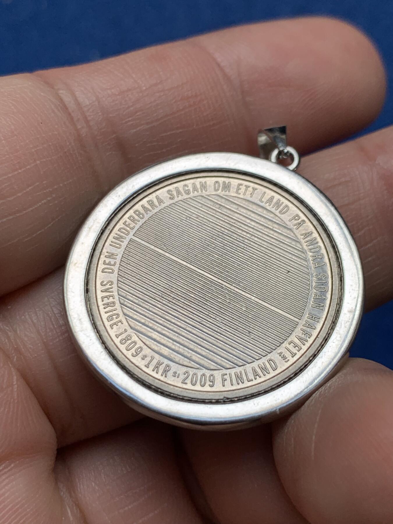 《竞宝斋》第481场 周日，周一 2场连拍 （全场包邮）20级店铺 欢迎送拍 意大利500里拉银币自制吊坠，背面非银材质，像是两枚币切开后组合，环托为925银材质，总重8.88克，30mm