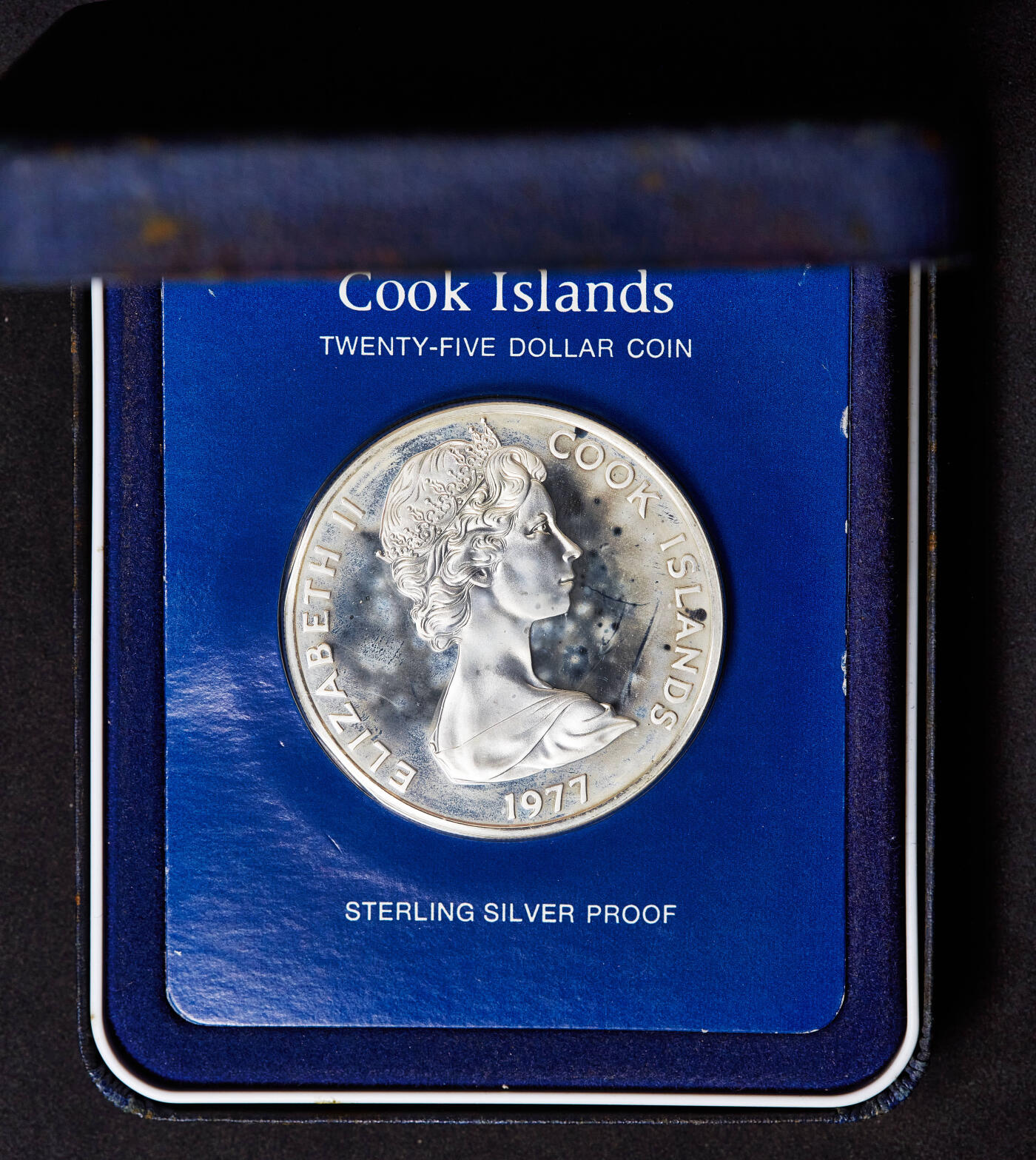 【俄甄集藏】满园春色-2026年(051)04-22星期三 晚 19:30 全场包邮 库克群岛1977年纪念伊丽莎白二世登基银禧25元精制大银币，原盒证，重48.85克，925银，发行量17000枚，经典品种，币有局部氧化