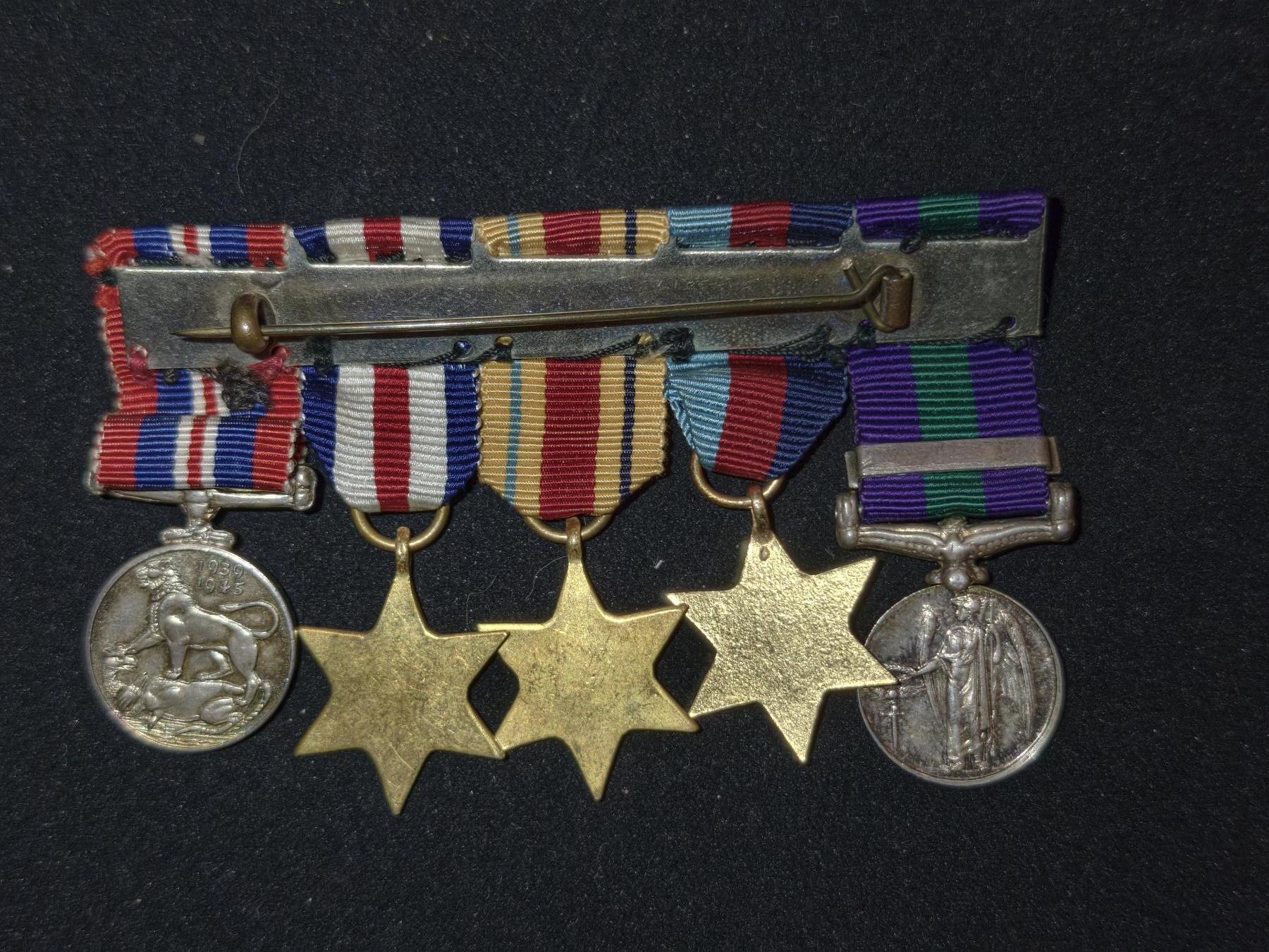 凯旋世界勋赏（第23期）（欢迎送拍）（对拍品有疑问请询问客服，不接受到手刀，出价默认拍品品相。请认真阅读拍卖规则！出价默认已认可！）（收到货请录制开箱视频，无视频概不处理问题。） 英国 mini联排 五联排 第一枚和最后一枚为银质 分别是巴勒斯坦条常规服役奖章，二战之星，非洲之星，法德之星 和 带叶二战战争奖章 属于皇家炮兵上尉 E·H 沃利 和其他两个mini联排的得主为家人关系