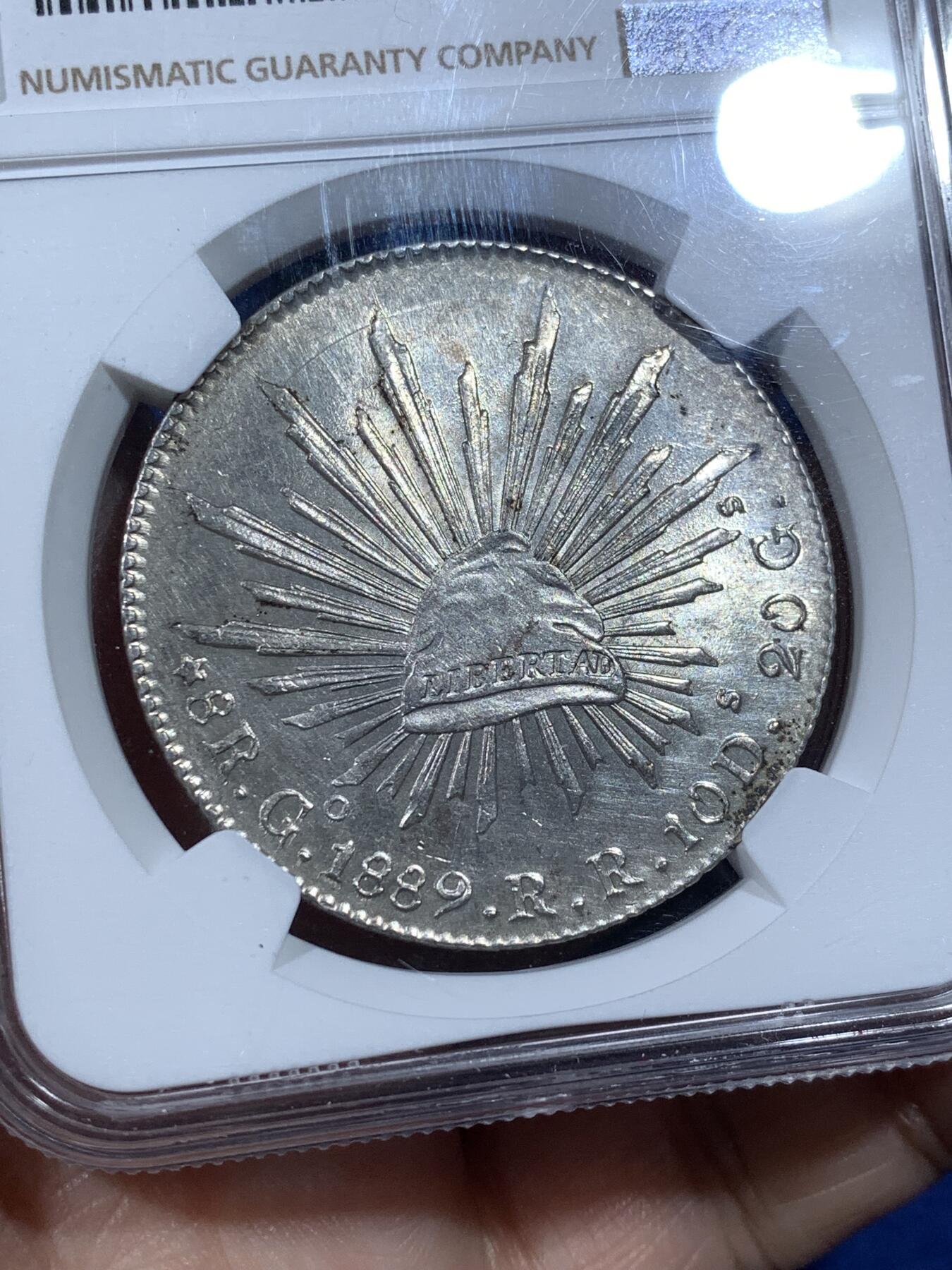 《竞宝斋》第481场 周日，周一 2场连拍 （全场包邮）20级店铺 欢迎送拍 NGC UNCD 1889年墨西哥花边鹰洋8瑞尔银币，铸打深峻，细节清晰状态佳。