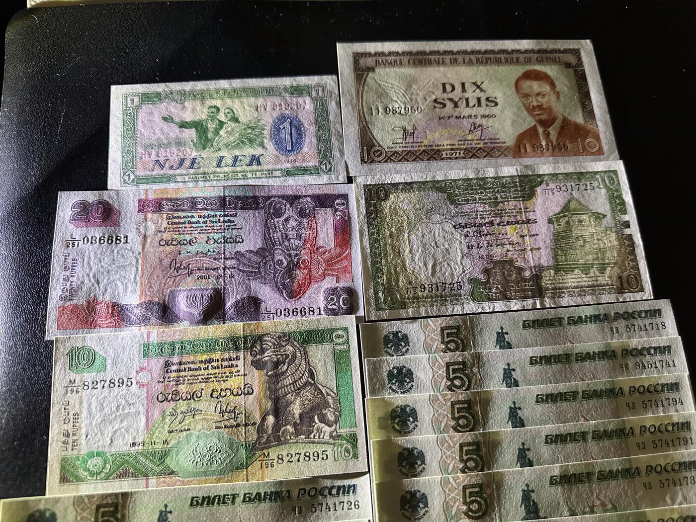 《外钞收藏家》第六百二十八期（精品百拍场）（长期征集拍品、欢迎藏友们联系合作） 阿尔巴尼亚、斯里兰、几内亚五张+5卢布22张一起 全新 斯里兰卡10有潮斑