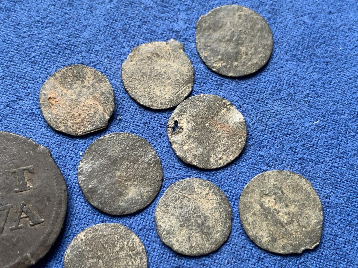 《竞宝斋》第481场 周日，周一 2场连拍 （全场包邮）20级店铺 欢迎送拍 九枚一组 爪哇岛锡币，16世纪爪哇苏丹国时期1皮蒂斯锡币8枚，难得铭文清晰原状态。1814年拿破仑战争时期英属东公司占领爪哇岛打制的1 Duit锡币1枚。正面：东公司标记VEIC缩写标记。有偏弱打但整体相对来说保存不错