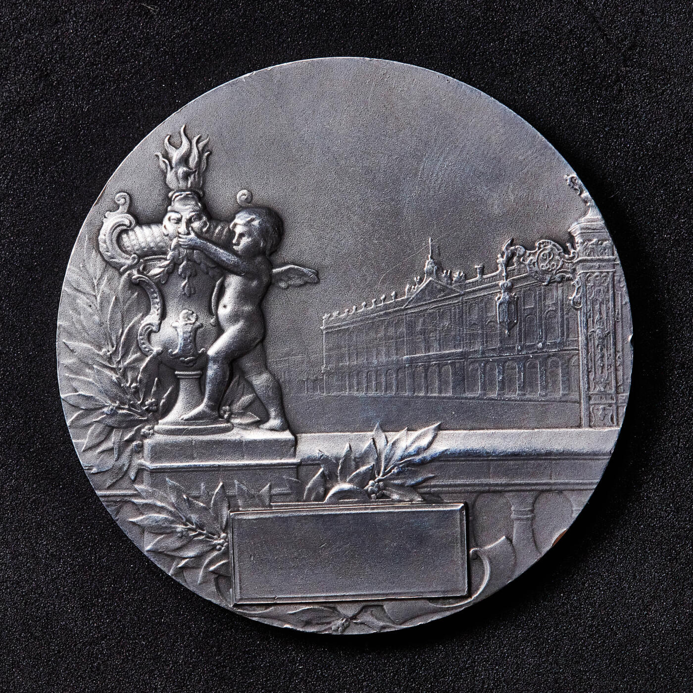 【俄甄集藏】满园春色-2026年(051)04-22星期三 晚 19:30 全场包邮 法国20世纪初新艺术运动时期南锡市斯坦尼斯拉斯广场与丘比特纪念大银章，雕刻＋维克多·普鲁维作品，直径：50mm，重量：60.9克，设计精美，800银