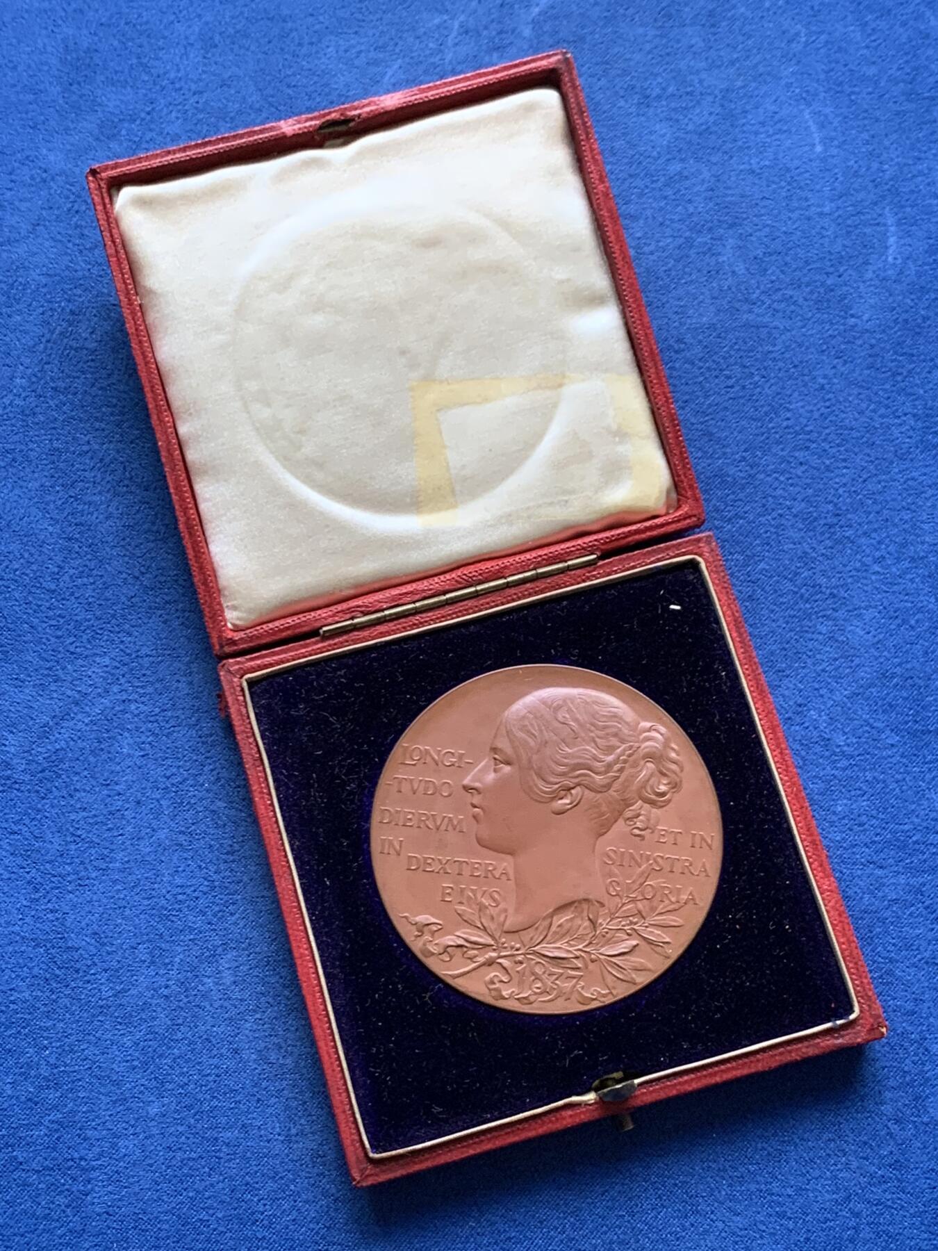 《竞宝斋》第481场 周日，周一 2场连拍 （全场包邮）20级店铺 欢迎送拍 英国1837-1897年维多利亚女王加冕60周年纪念大铜章，带原盒，大尺寸版本，直径55.3mm，重73.1克