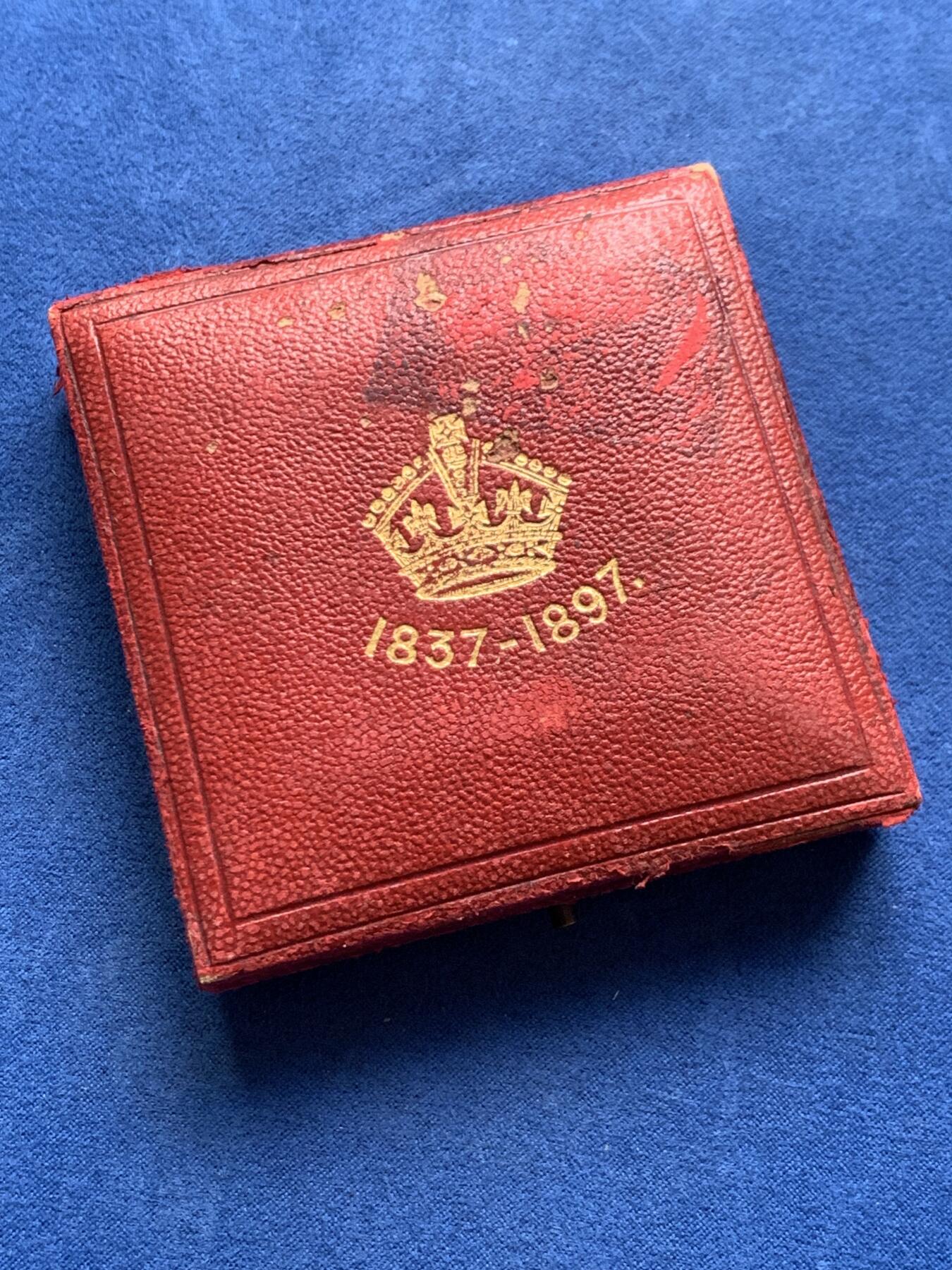 《竞宝斋》第481场 周日，周一 2场连拍 （全场包邮）20级店铺 欢迎送拍 英国1837-1897年维多利亚女王加冕60周年纪念大铜章，带原盒，大尺寸版本，直径55.3mm，重73.1克