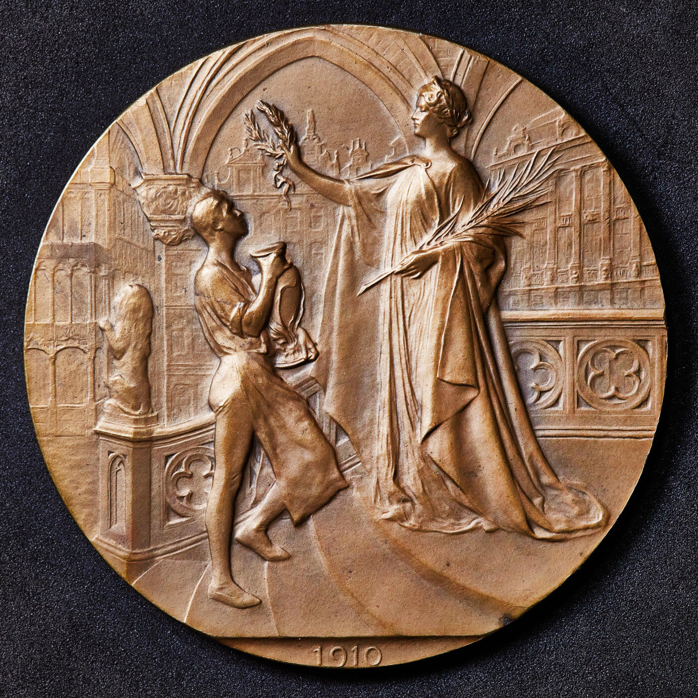 【俄甄集藏】满园春色-2026年(051)04-22星期三 晚 19:30 全场包邮 比利时1910年纪念布鲁塞尔世博会举办新艺术运动时期大铜章，高浮雕，设计精美，著名雕刻家夏尔·德夫里斯作品，直径：70mm，重量：120.9克