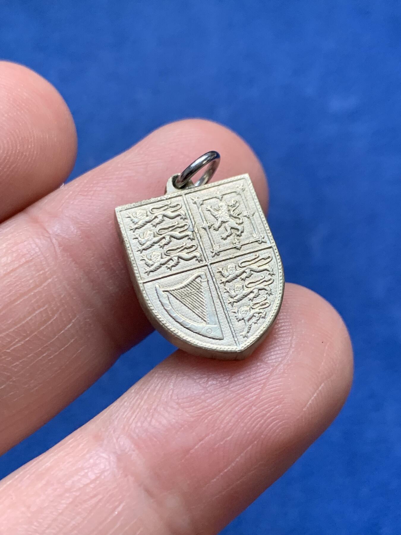 《竞宝斋》第481场 周日，周一 2场连拍 （全场包邮）20级店铺 欢迎送拍 英国硬币盾徽部分自制吊坠 重约5克