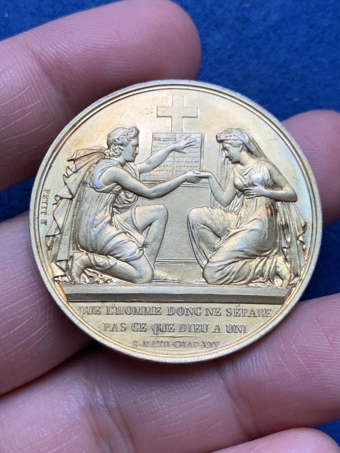 《竞宝斋》第481场 周日，周一 2场连拍 （全场包邮）20级店铺 欢迎送拍 1854年法国主题婚礼纪念镀金银章，刻画精细，保存很好。直径：38.8mm，重：24.88g，手指银标。