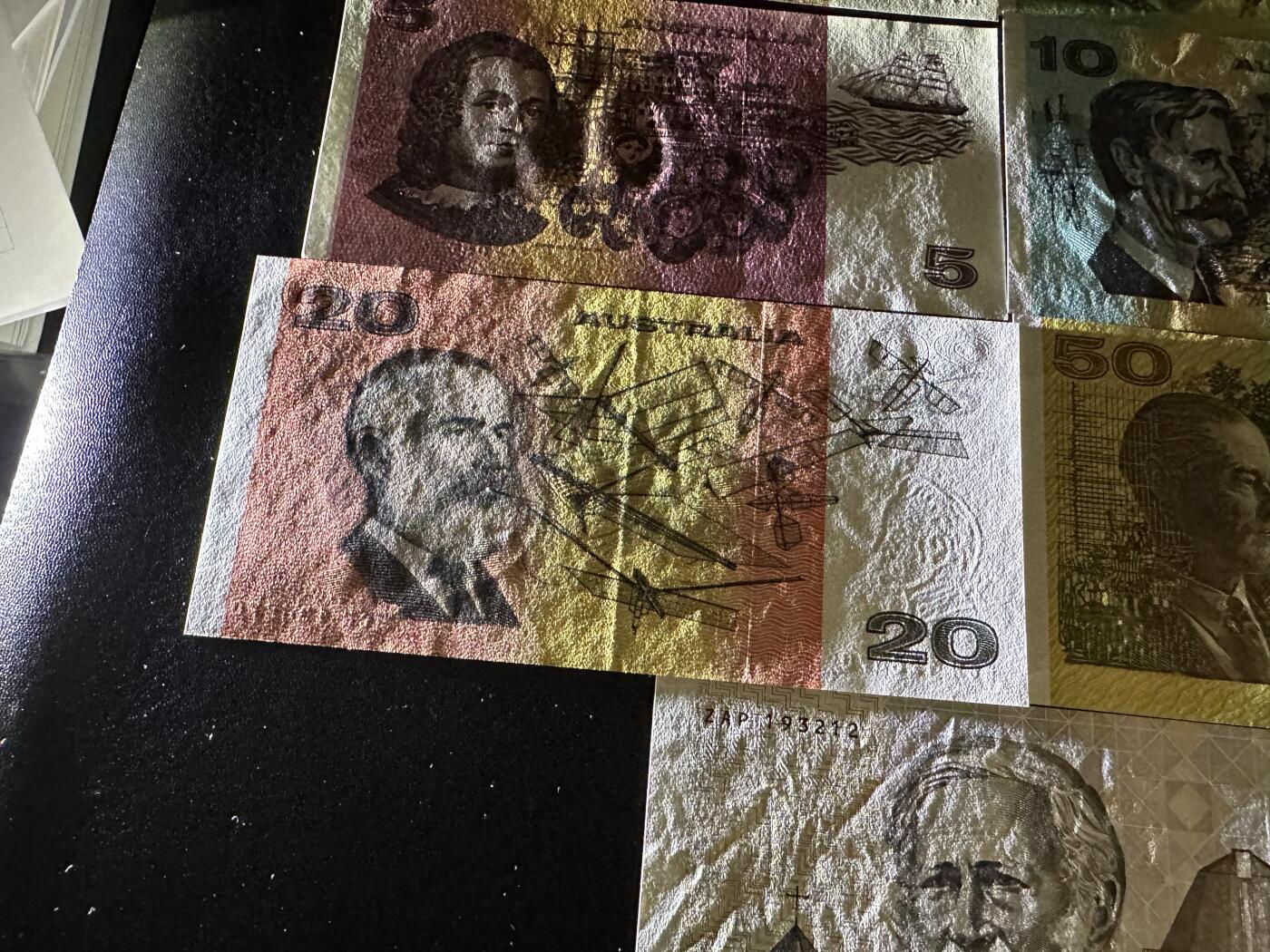 《外钞收藏家》第六百二十八期（精品百拍场）（长期征集拍品、欢迎藏友们联系合作） 澳大利亚纸币版7张一起 1和2元全新、5和10元UNC-、20、50、100元AU