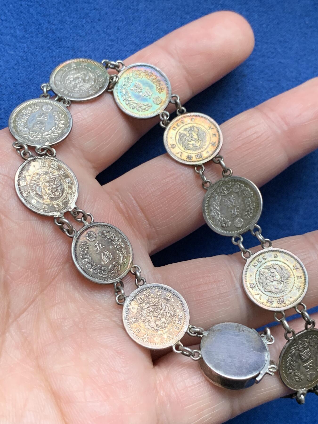 《竞宝斋》第481场 周日，周一 2场连拍 （全场包邮）20级店铺 欢迎送拍 日本明治五钱银币银链（项链）共20枚明治五钱，六年，八年，九年，十年，细节极佳，包浆五彩，极少见。接头别针正常可用，中间有断可修。32.8克。