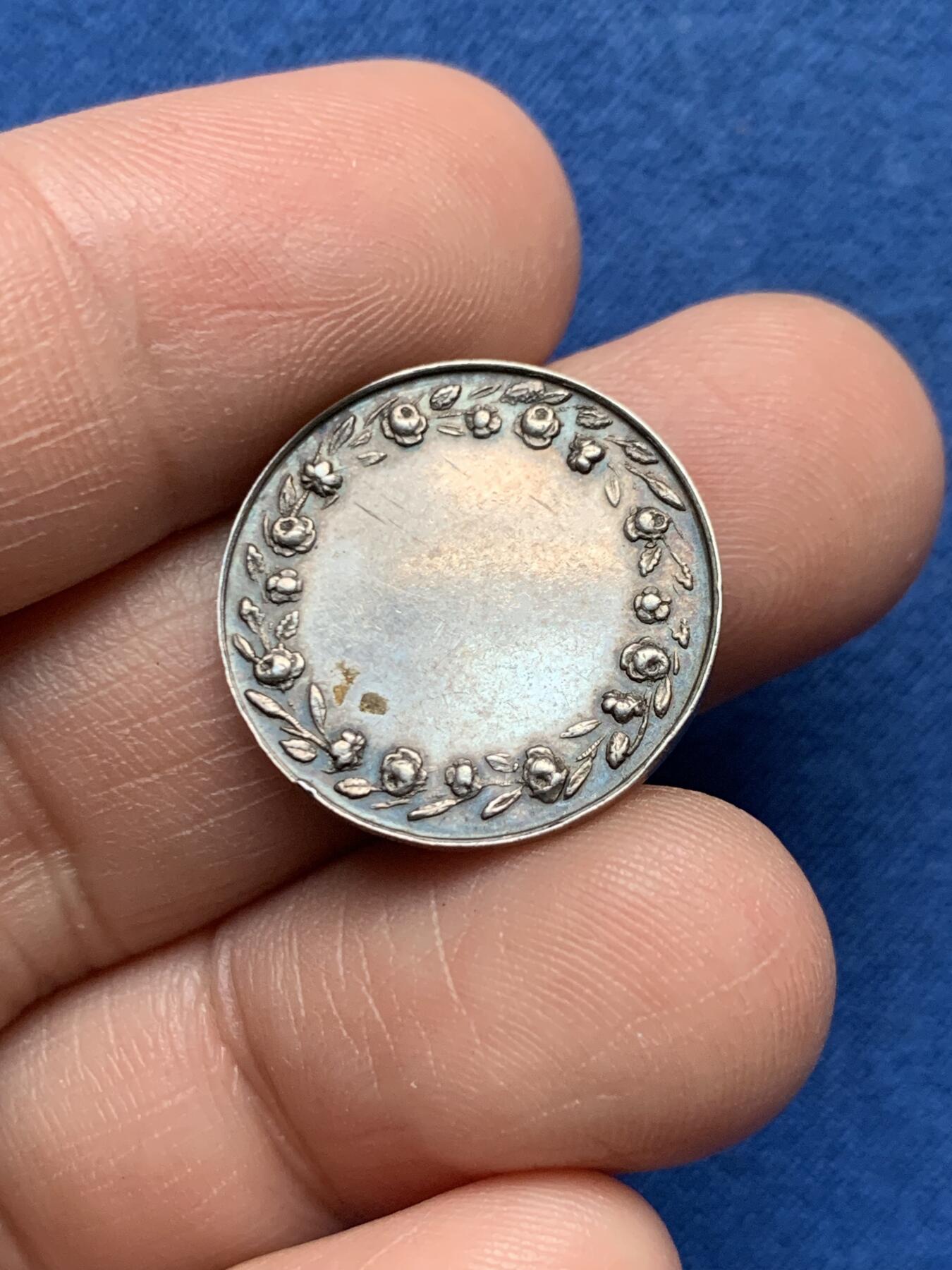 《竞宝斋》第481场 周日，周一 2场连拍 （全场包邮）20级店铺 欢迎送拍 法国结婚纪念小银章 30.2mm 3克 丰饶角银标