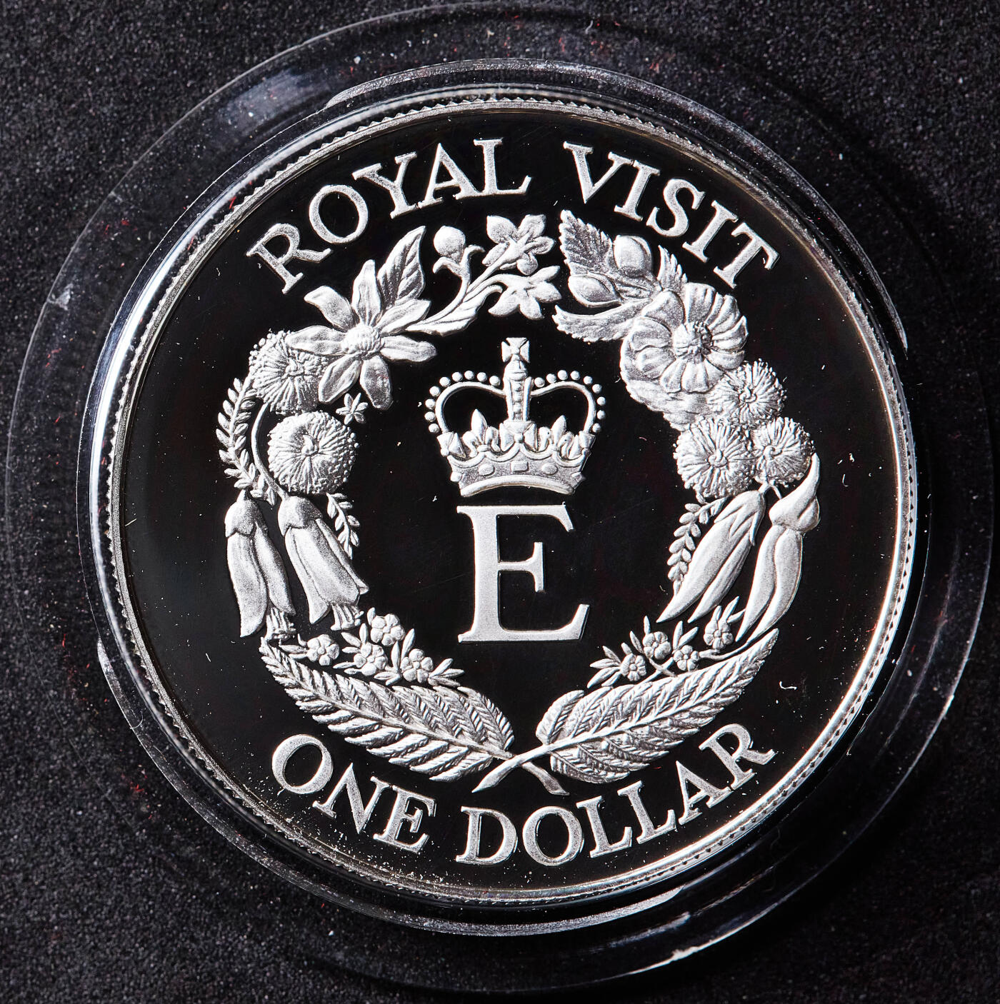 【俄甄集藏】满园春色-2026年(051)04-22星期三 晚 19:30 全场包邮 新西兰1986年纪念皇室访问1元精制大银币，原盒证，重27.216克，925银，发行量12500枚